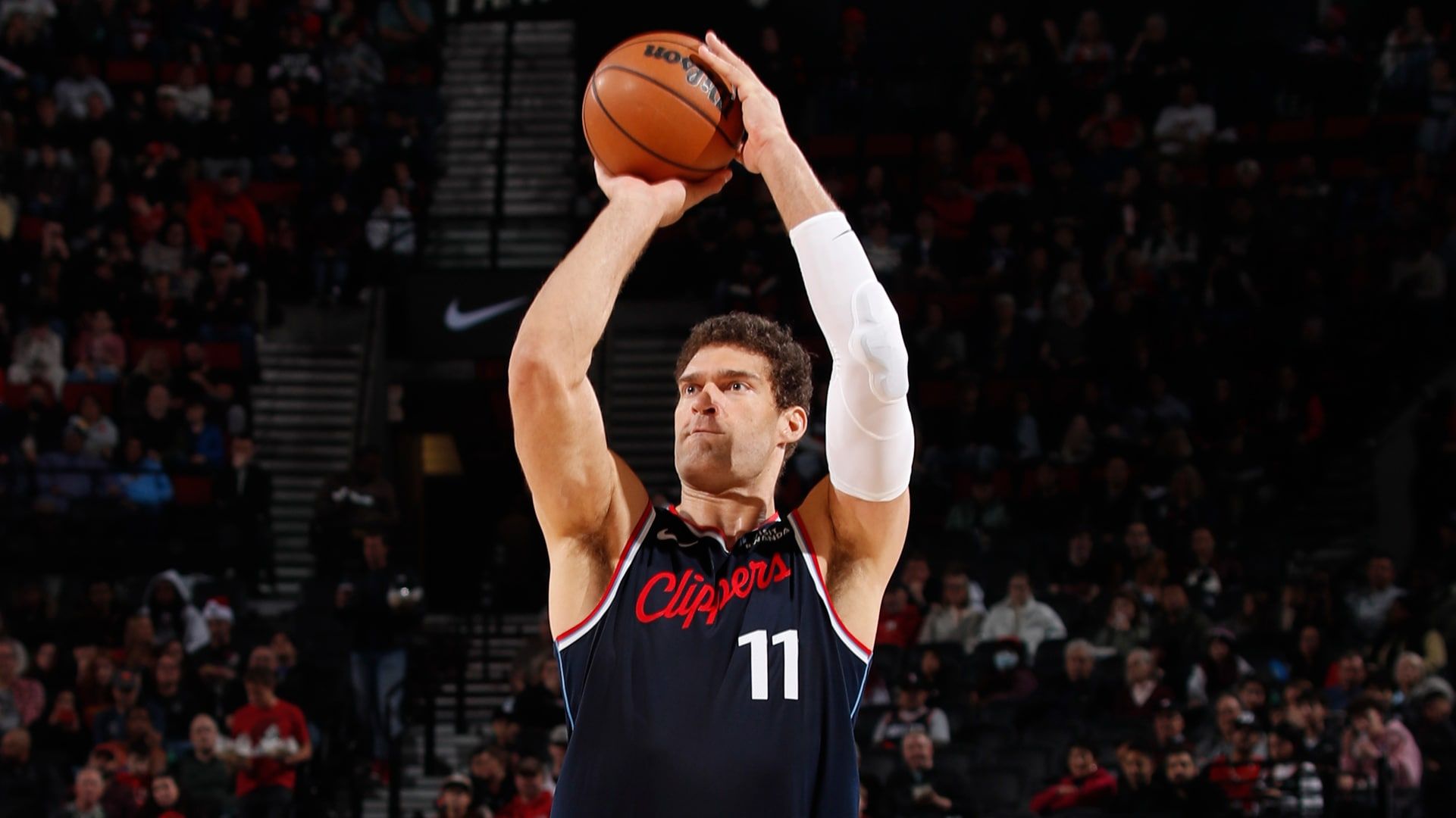 1921x1080 Brook Lopez. Center