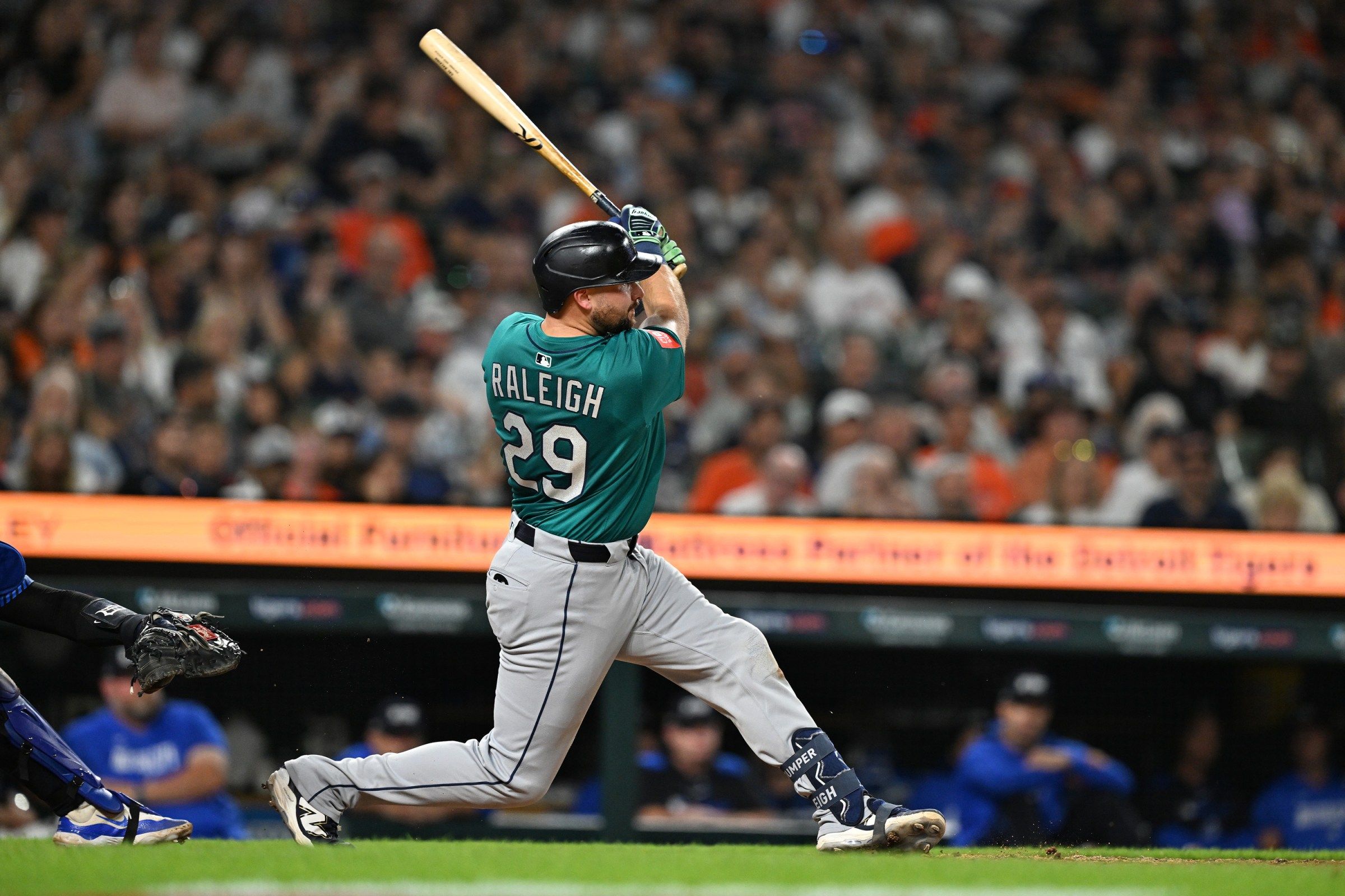 2400x1600 Cal Raleigh sets a new American League record as he closes in on Barry Bonds