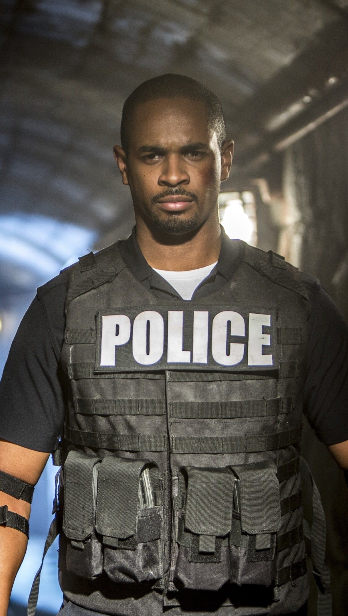 1220x2160 Damon Wayans Jr and Jake Johnson in Vamos de Polis Wallpaper 4K for iPhone and Mobile Phone