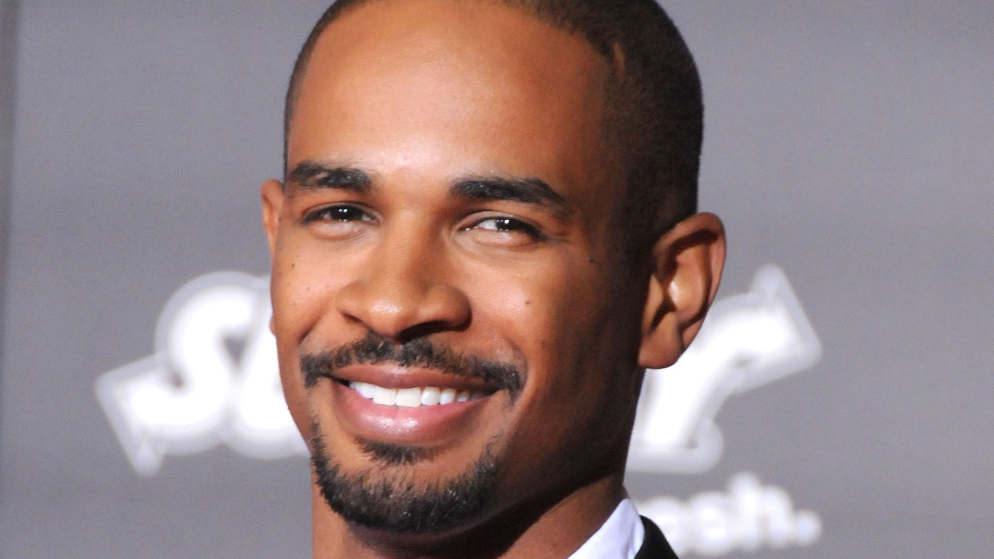 2048x1152 Damon Wayans Jr. on Broadway