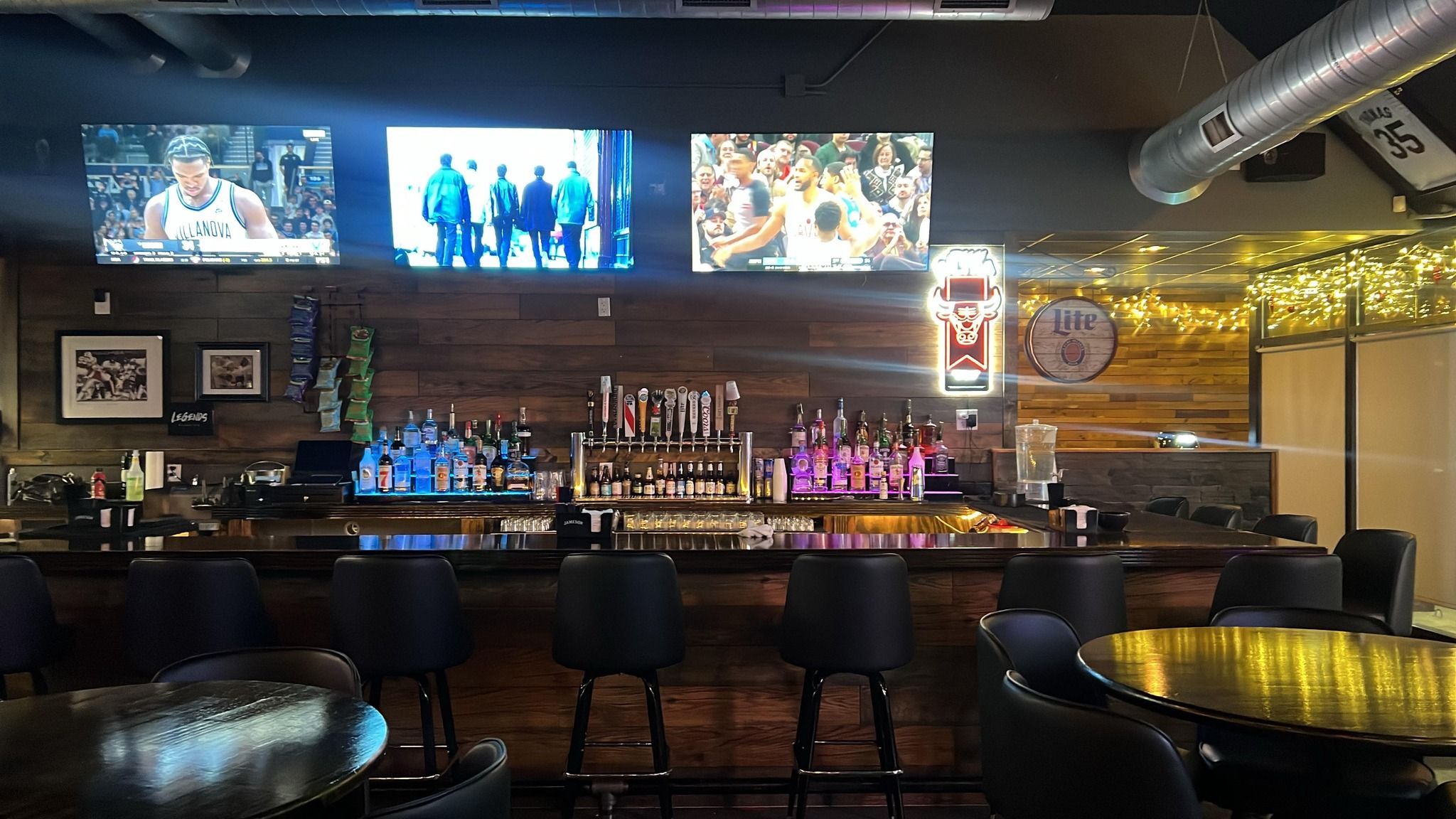 2048x1152 Minni's Sports Bar