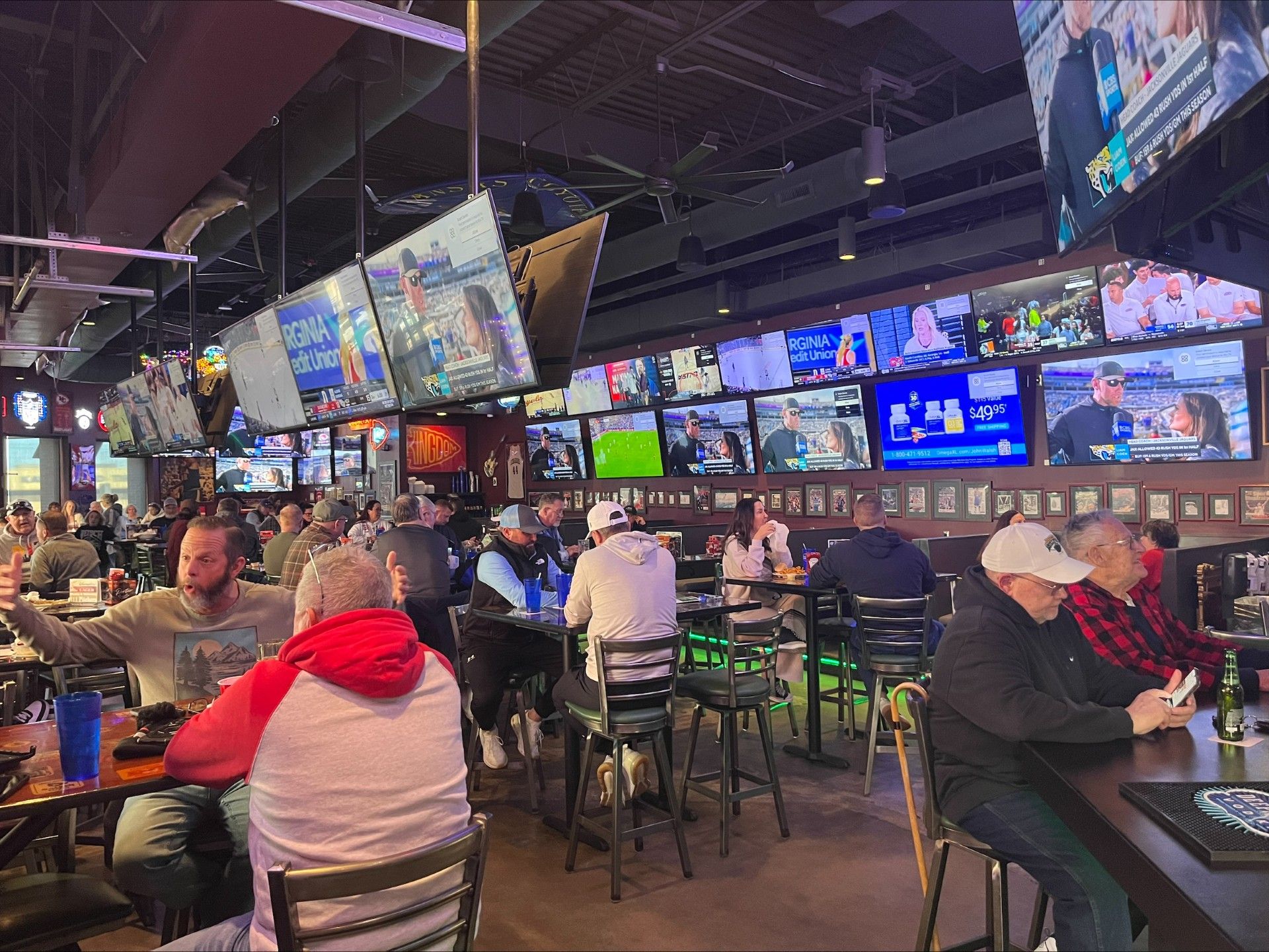 1920x1440 Local sports bar stays busy even without Chiefs in NFL Playoffs