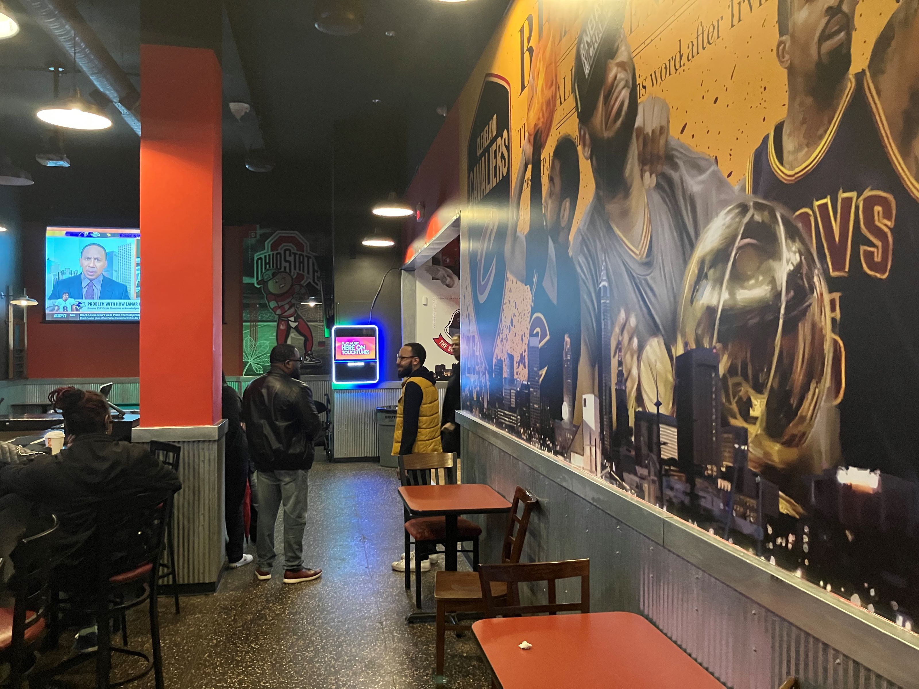 3200x2400 tailgate sports bar & grille