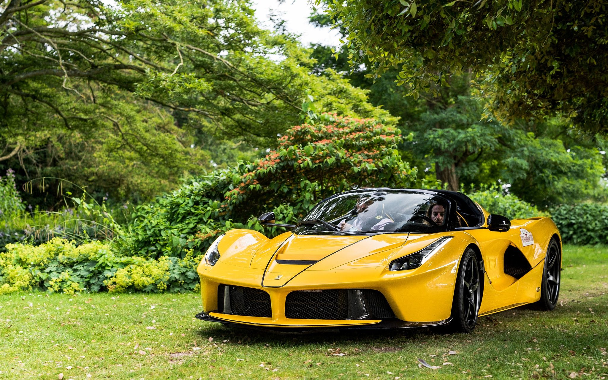 2048x1280 Wallpaper yellow, Ferrari LaFerrari, Aperta, Ferrari Jeep Has Open for mobile and desktop, section ferrari, resolution 2048x1280