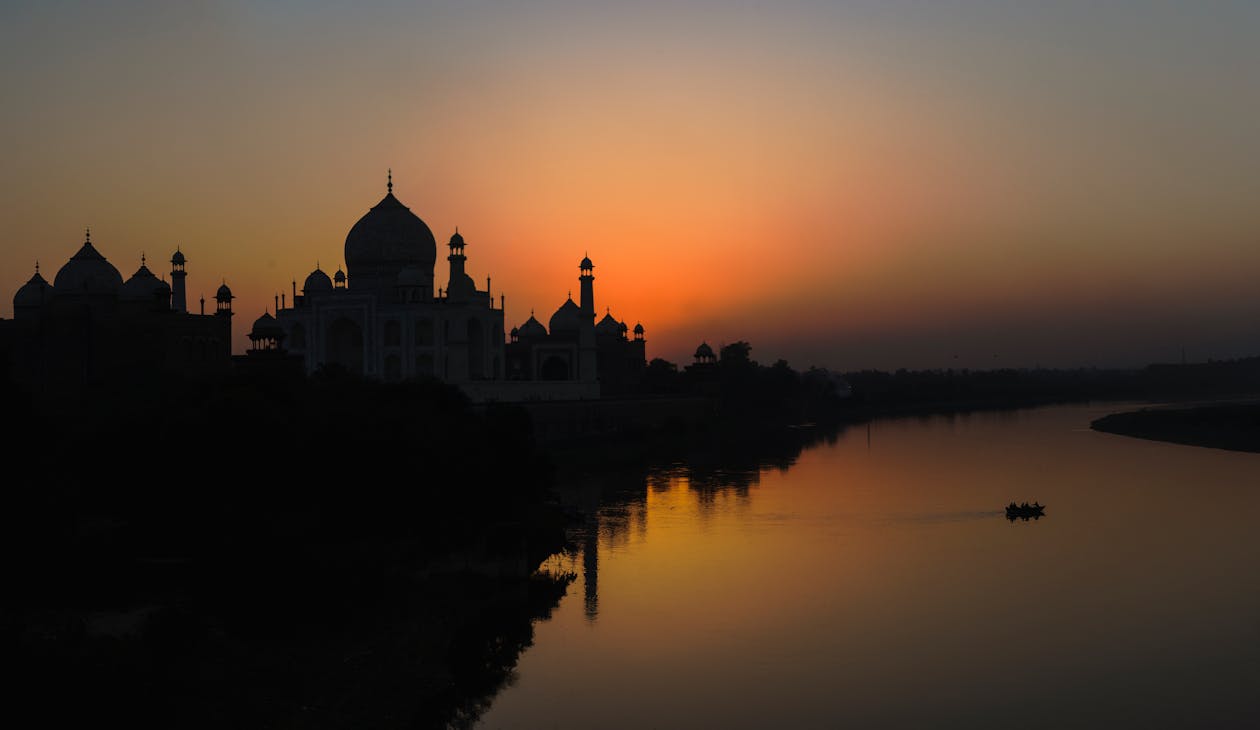 1260x730 Silhouette of Taj Mahal on Yamuna River Bank at Dusk · Free