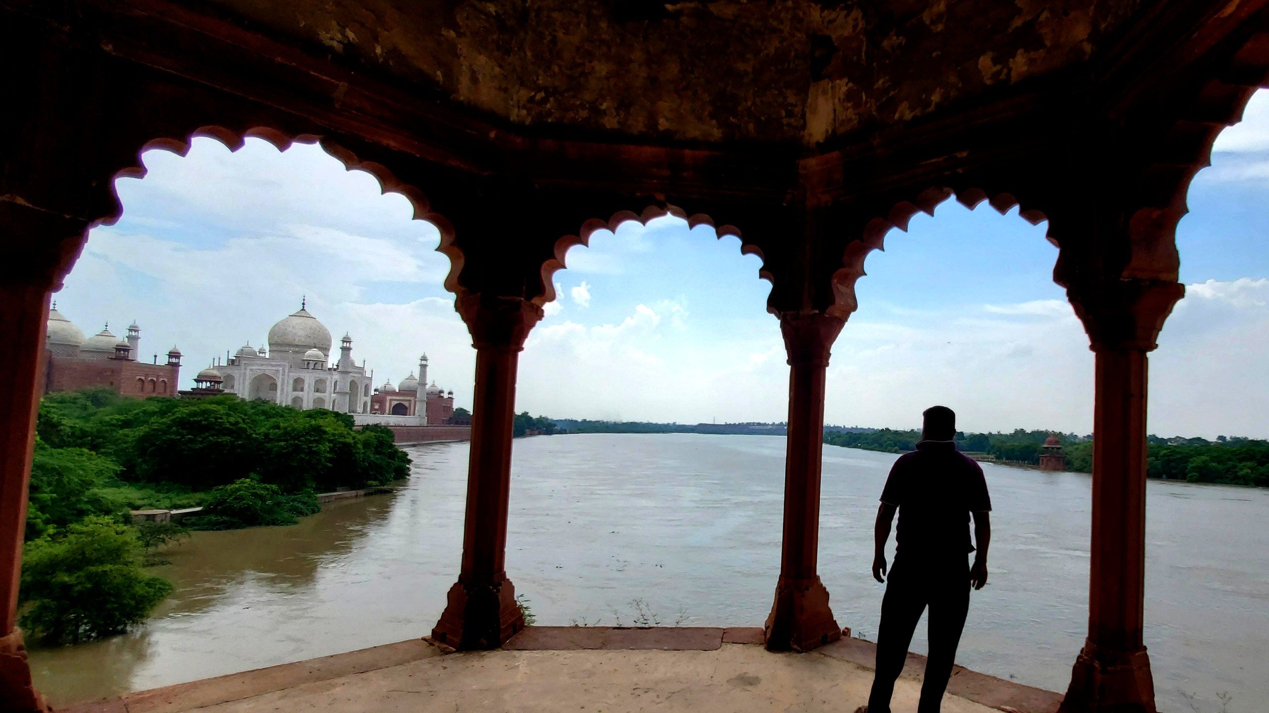 2560x1440 Yamuna river reaches the iconic Taj Mahal's outer walls in India after swelling with monsoon rains