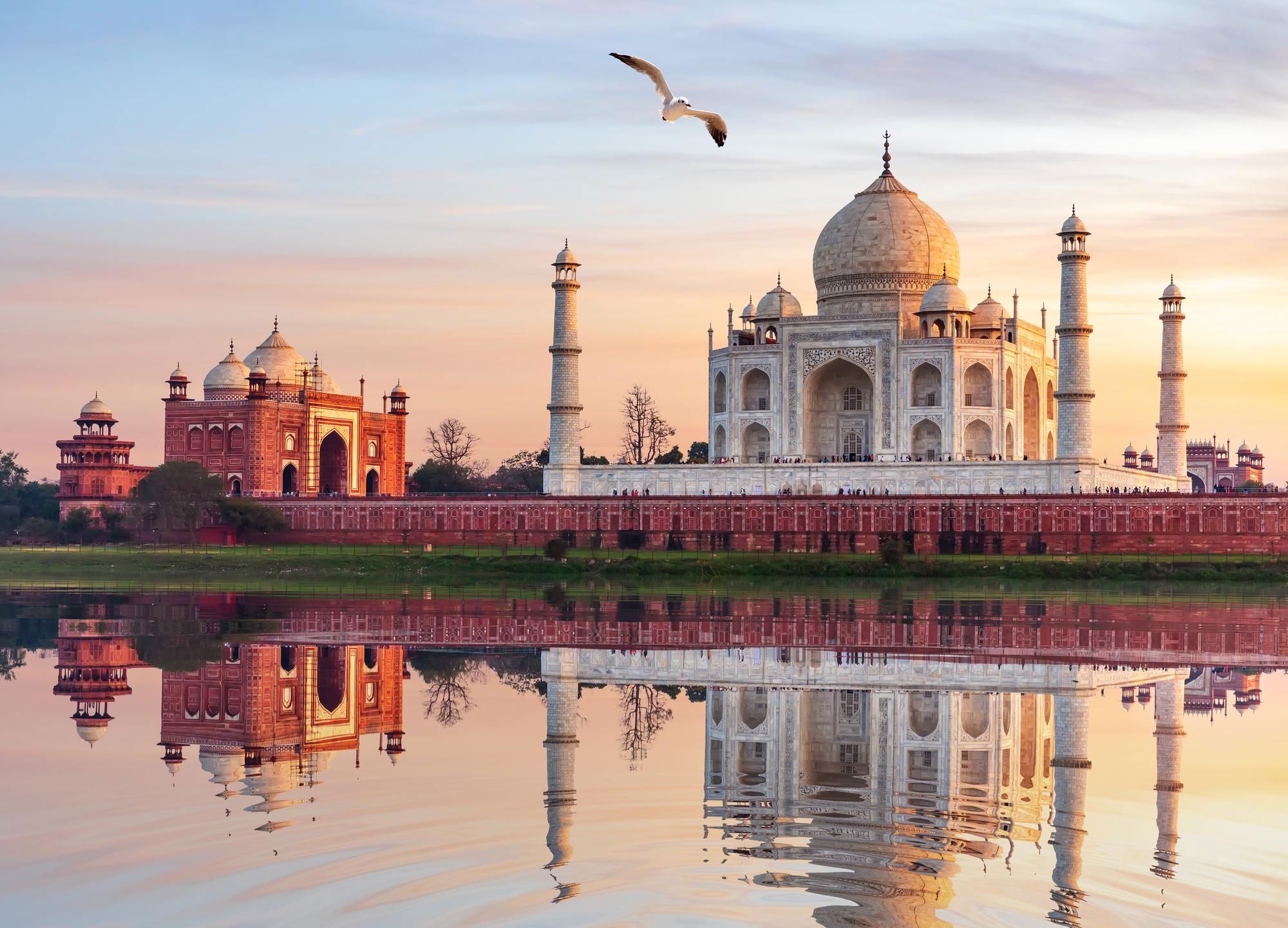 2000x1441 Taj Mahal by the Yamuna river Jigsaw Puzzle Online