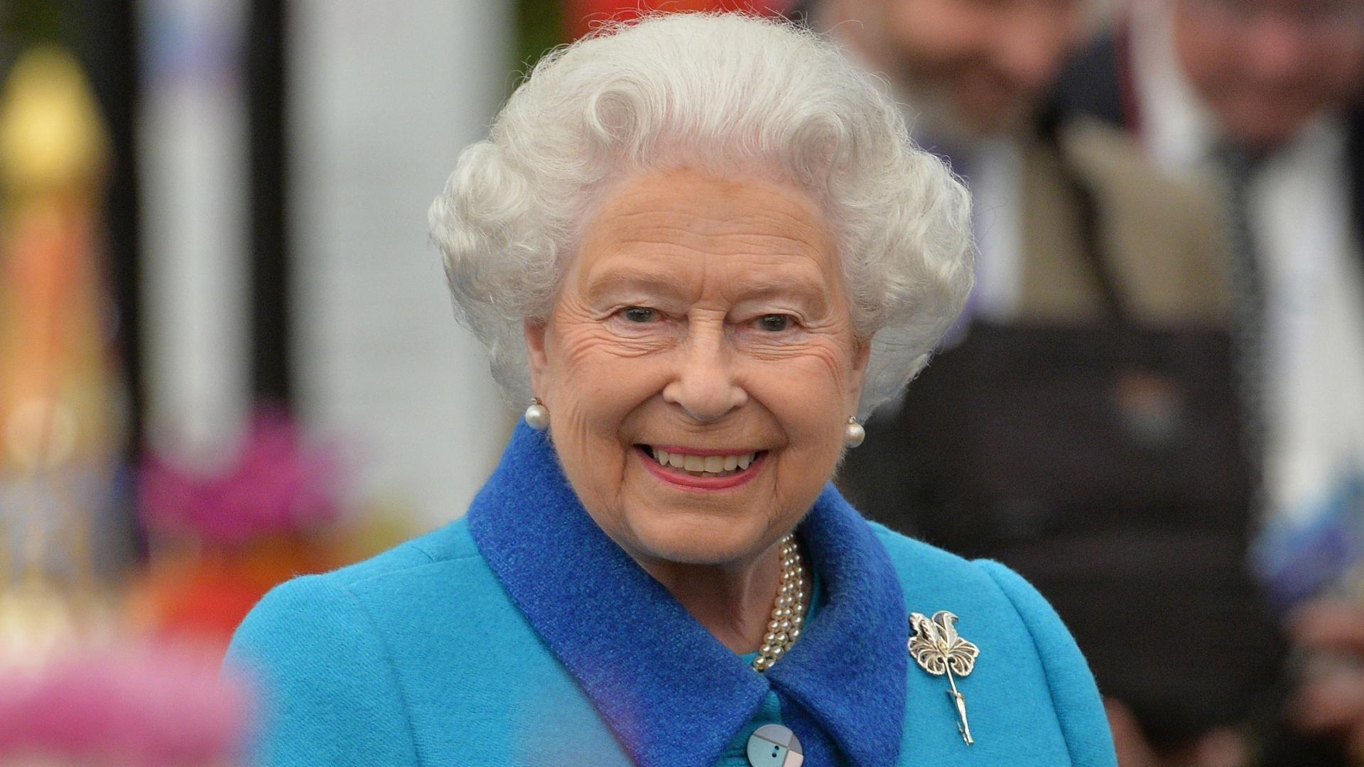 Queen Elizabeth II Pictures  Photos of Queen Elizabeths Life