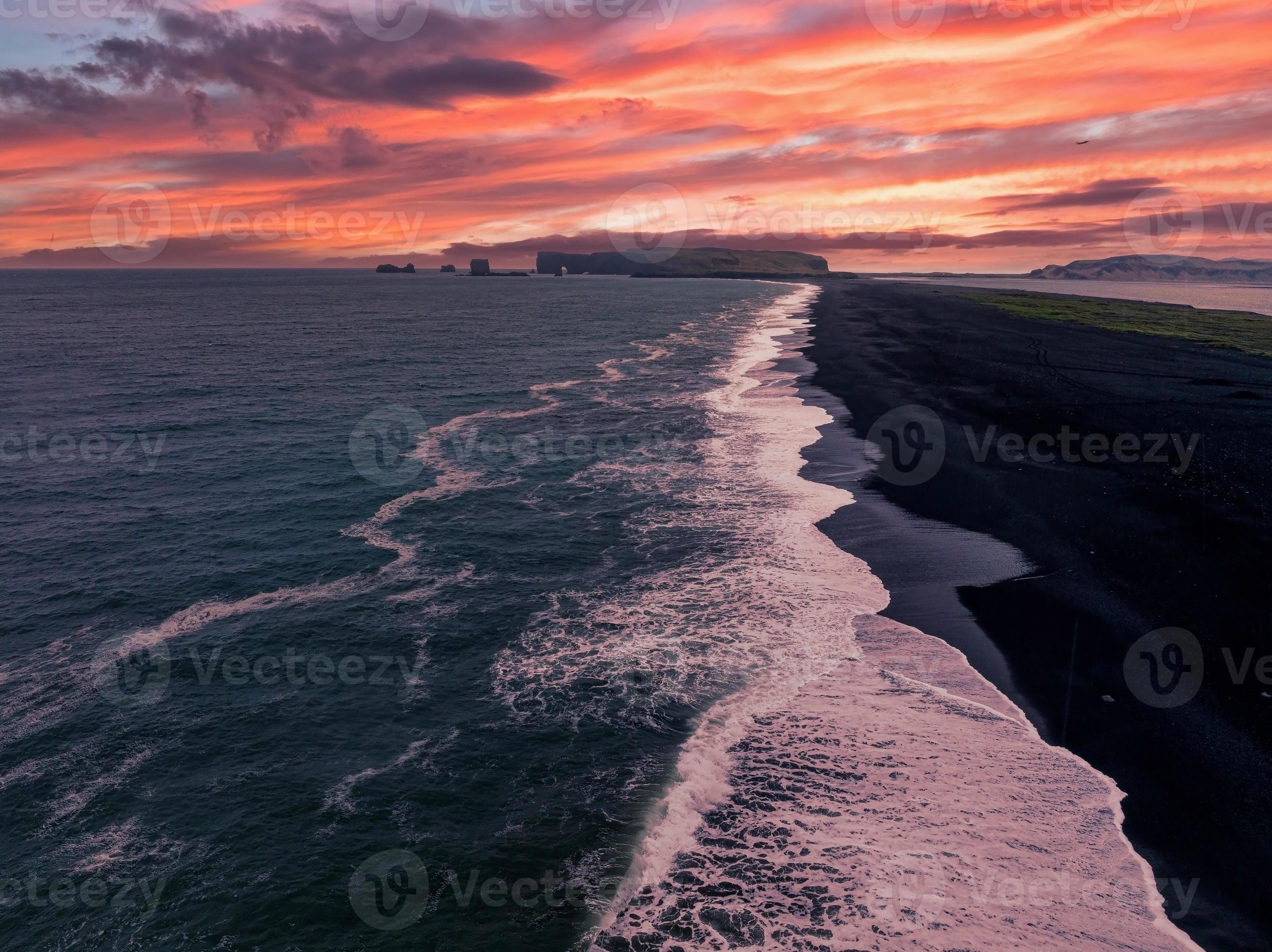 2618x1960 Iceland black sand beach with huge waves at Reynisfjara Vik