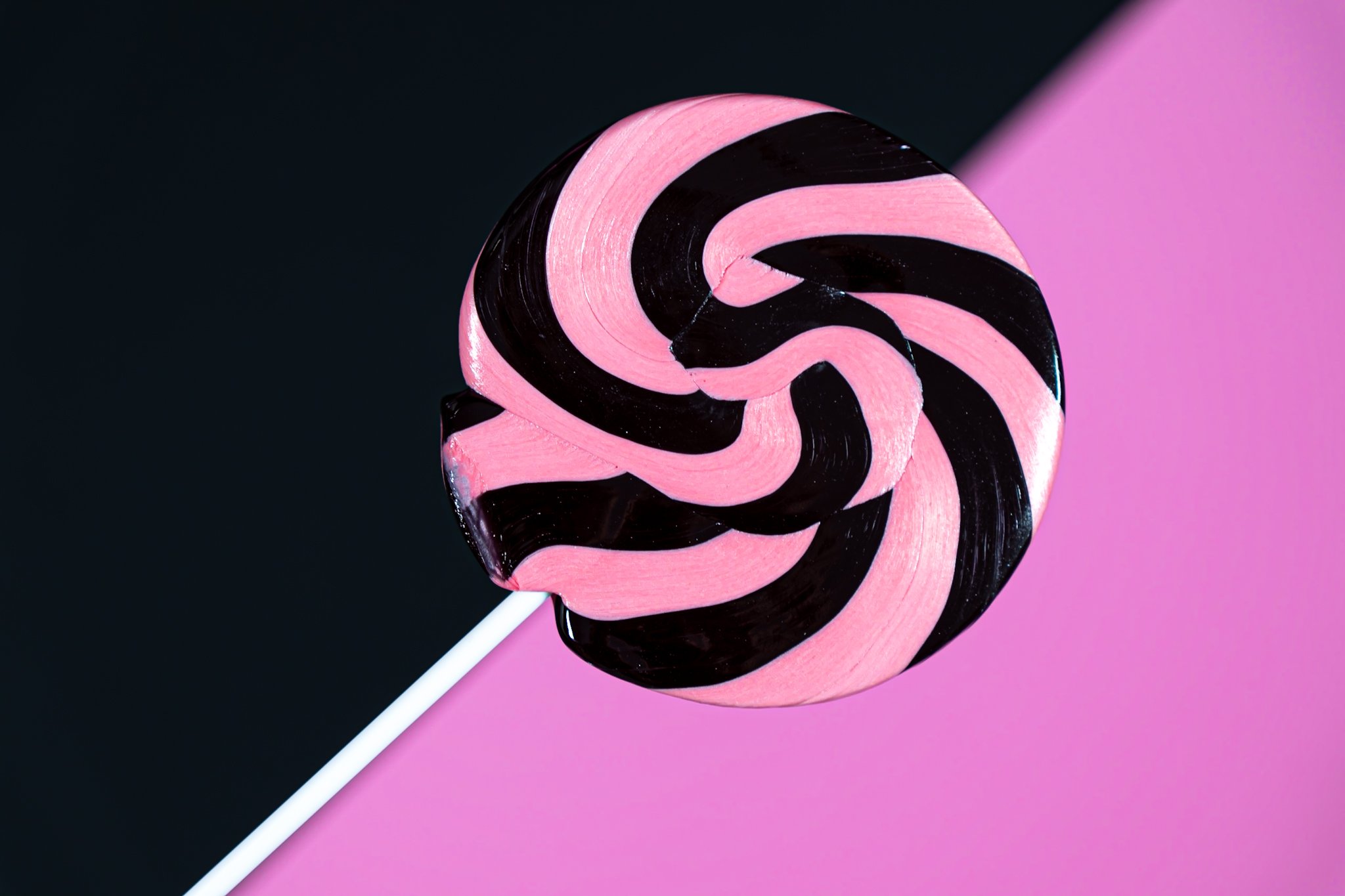 2048x1365 XL Pink & Black Swirly Lollipop