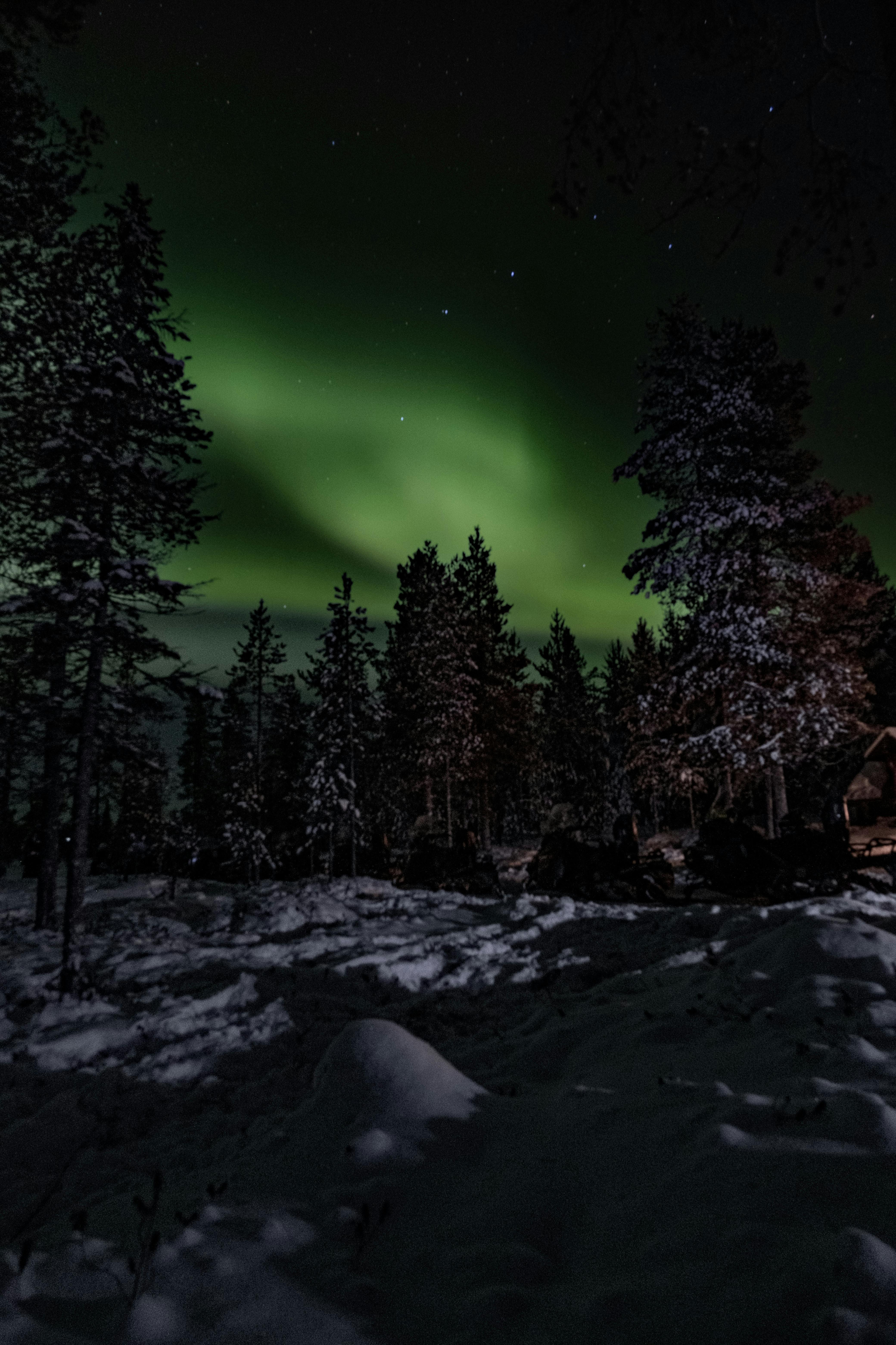 4160x6240 Aurora over Village in Winter · Free