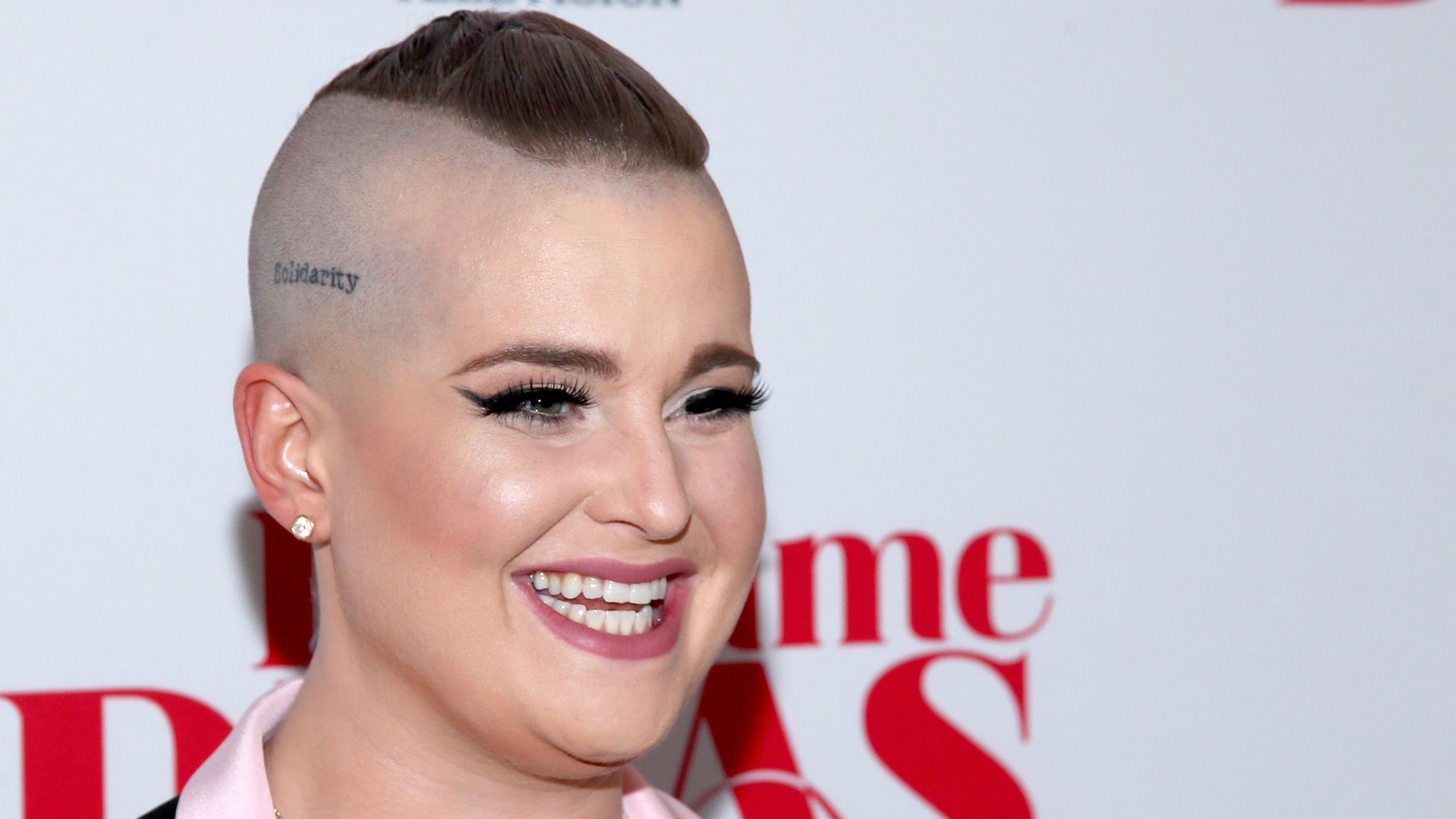 2560x1440 Kelly Osbourne Debuts Super Cool Zipper Braid