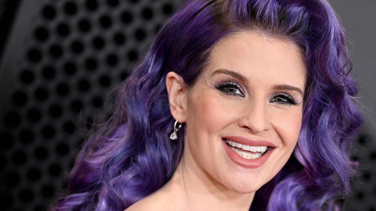1600x900 Kelly Osbourne's Anti Trend Tree Has A 'Kitschmas' Look. Homes And Gardens