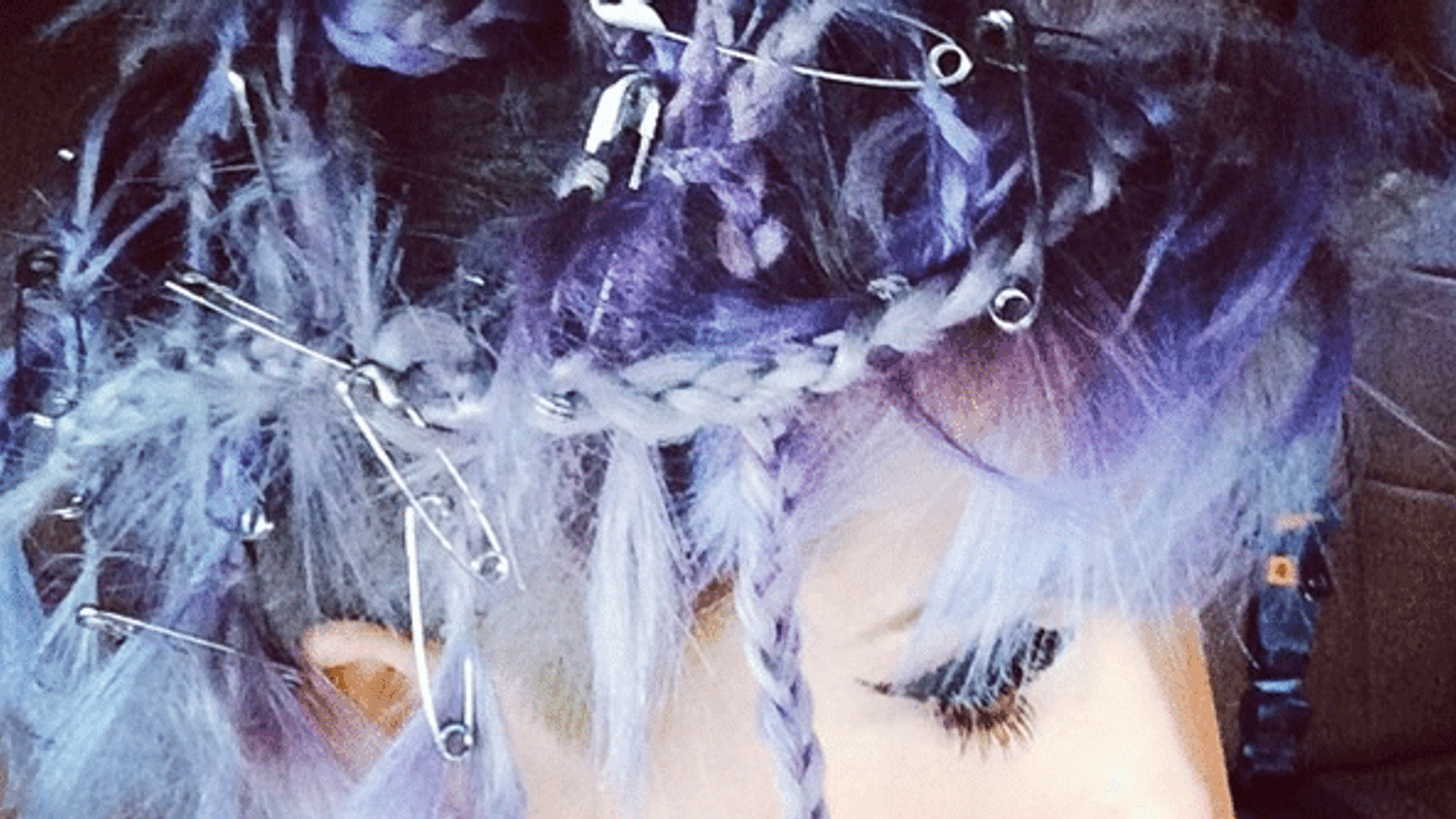 1600x900 Now Trending: Kelly Osbourne's Safety Pin Adorned Hair From Every Angle