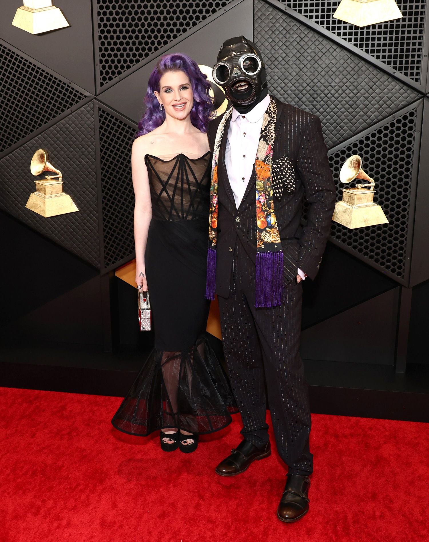 1500x1893 Kelly Osbourne Walks Grammys 2024 Red Carpet with Masked Sid Wilson