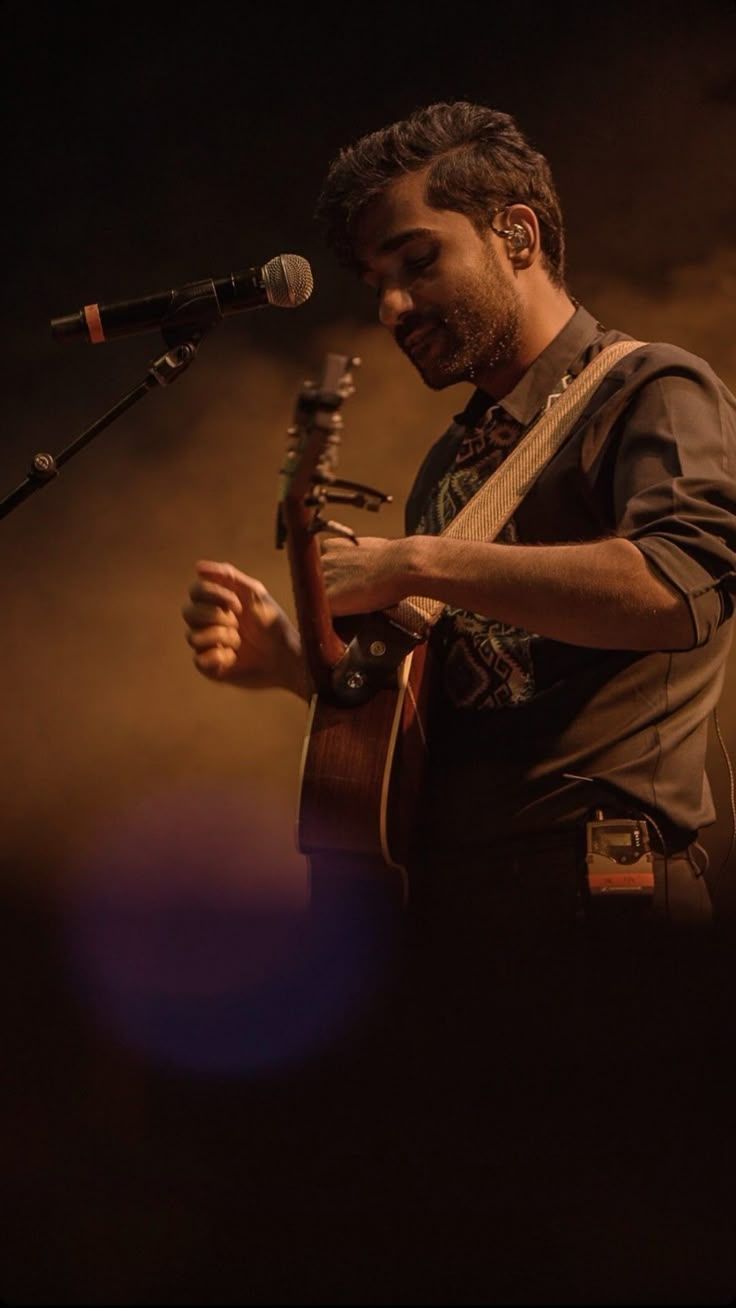 736x1308 Prateek kuhad concert