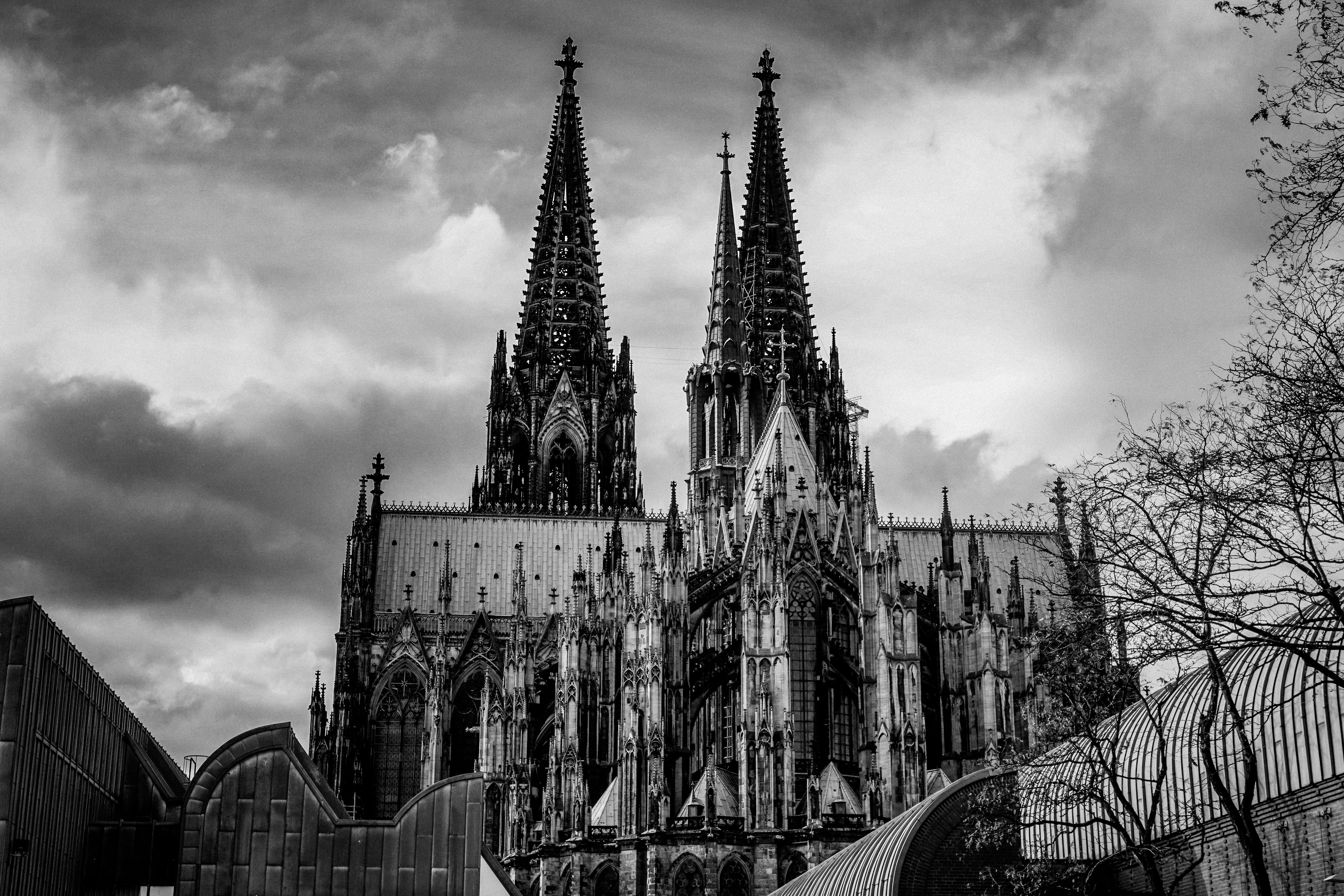 5748x3832 Grayscale Photo of a Gothic Building · Free