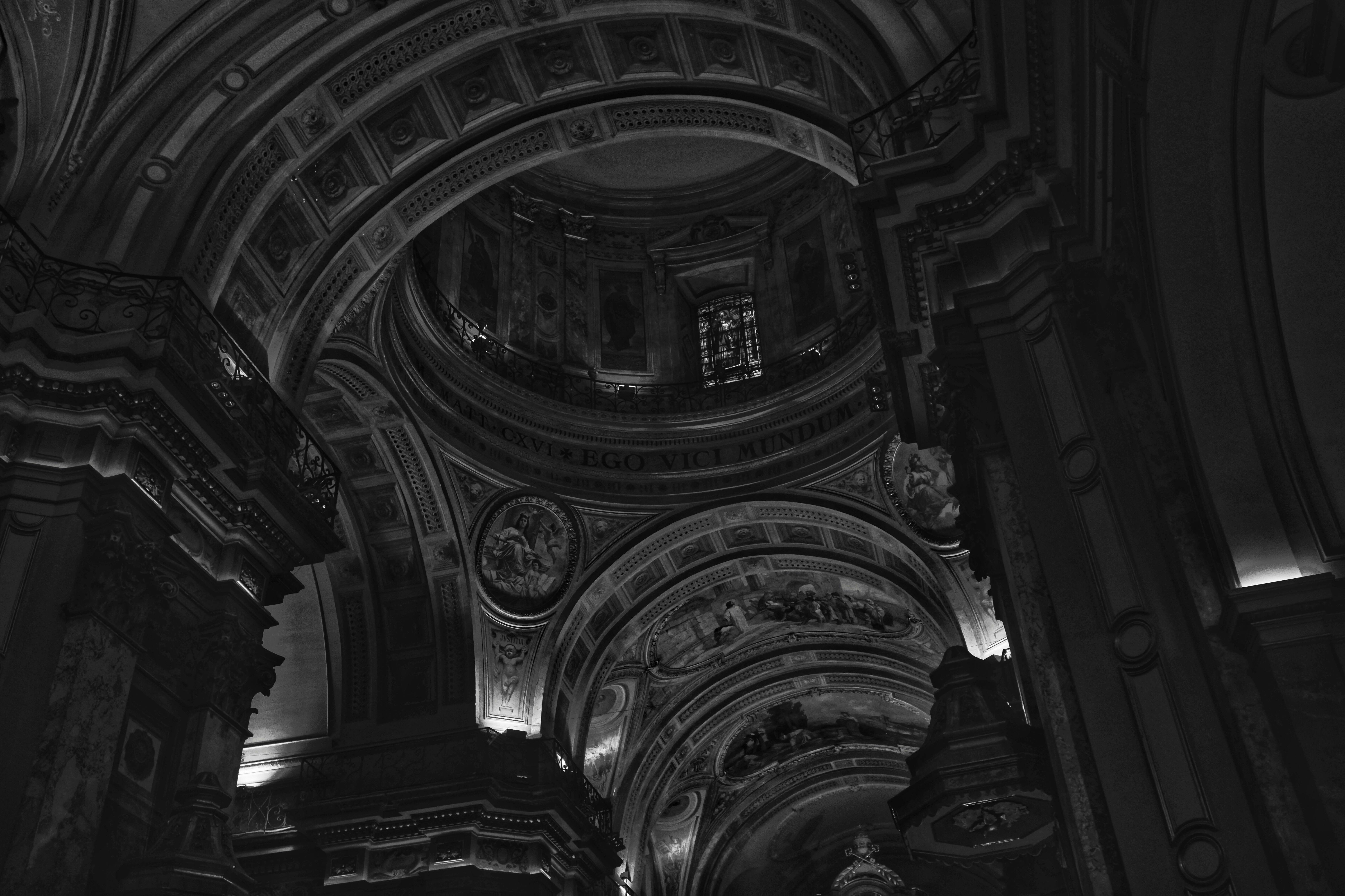 6000x4000 Ornamented Walls and Ceiling in Church in Black and White · Free