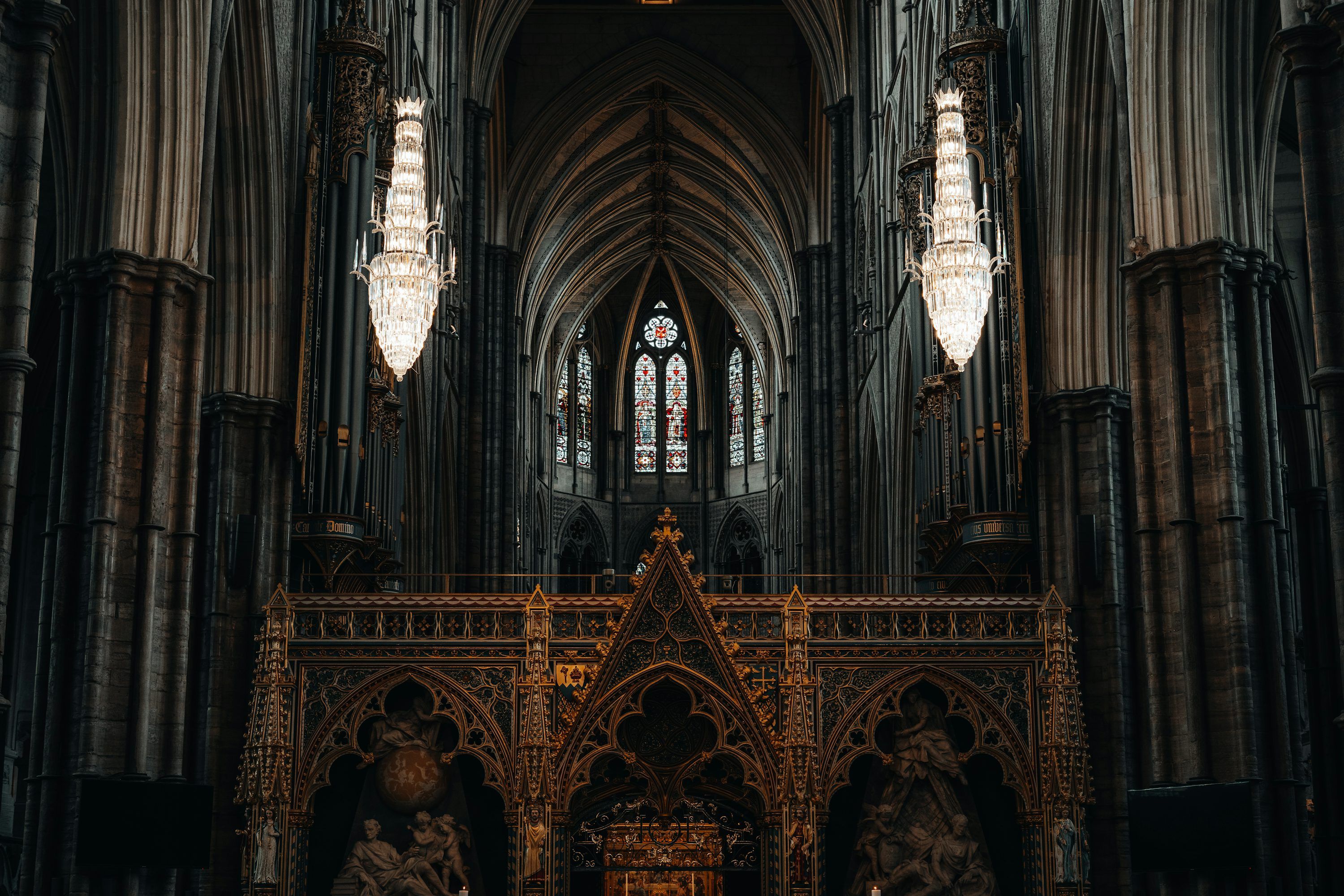 3000x2000 A large cathedral with chandeliers hanging from the ceiling photo