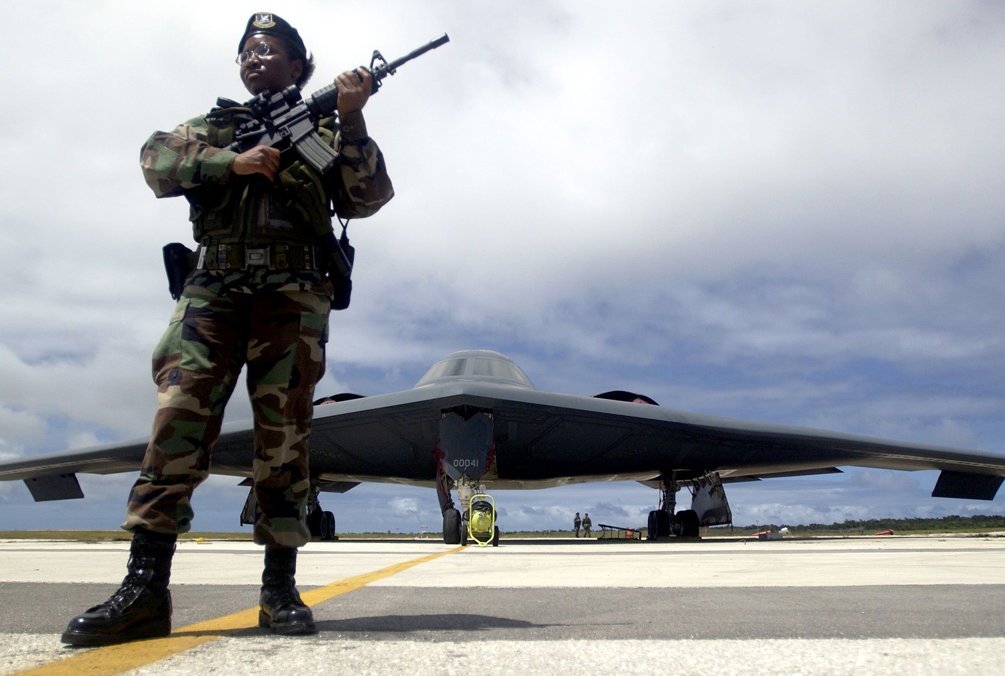 2000x1346 Stealth Power: Northrop B 2 Spirit & Soldier HD Military Wallpaper