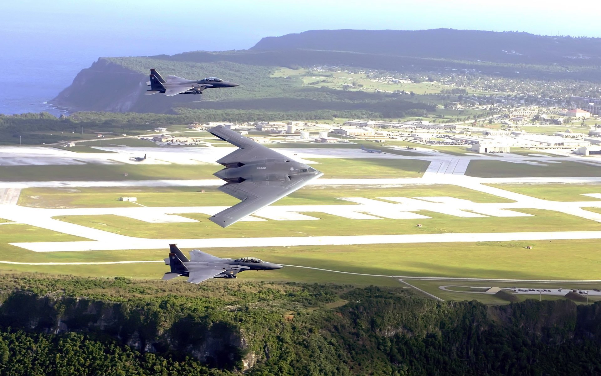 1920x1200 F 15E Strike Eagles & B 2 Spirit Bomber Wallpaper