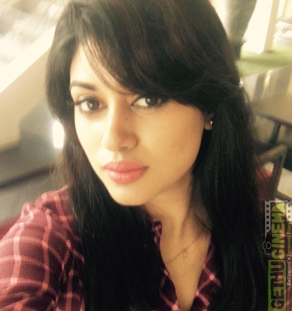961x1024 Oviya Latest 2017 Photo Of Oviya Wallpaper