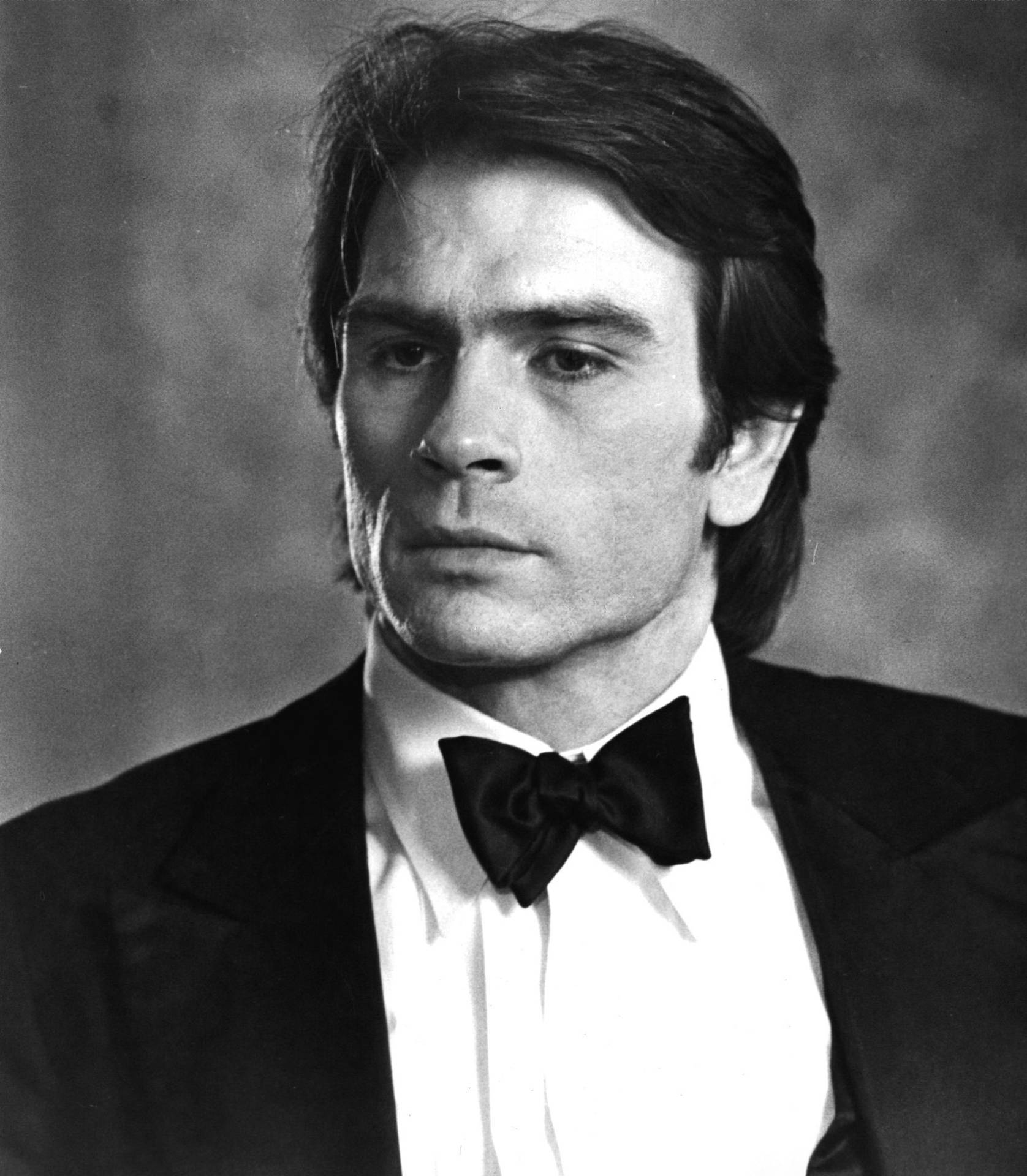 1676x1920 Download Young Tommy Lee Jones in Monochrome Wallpaper
