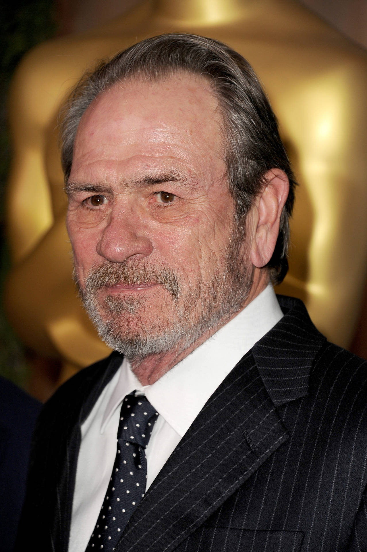 1278x1920 Download Veteran Actor Tommy Lee Jones On A Blurry Background Wallpaper