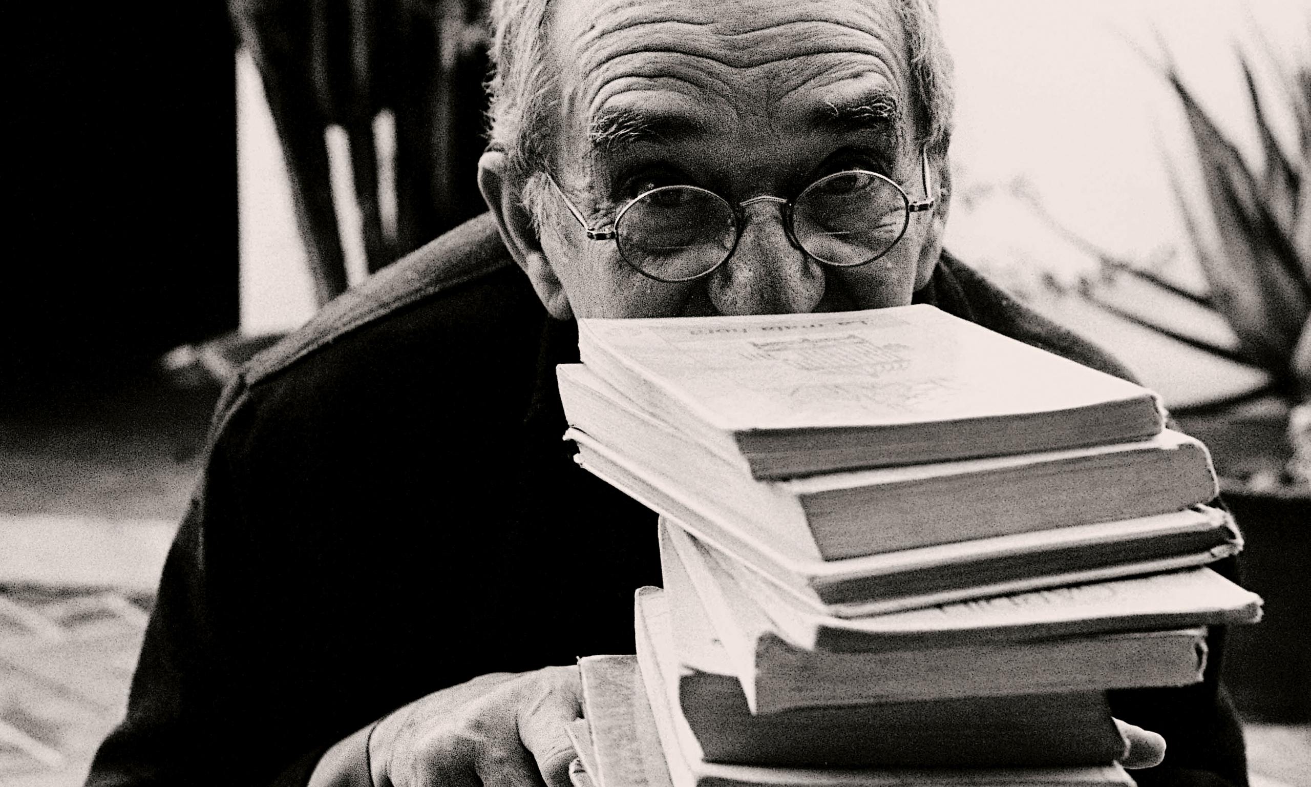 2560x1536 Gabriel García Márquez Wallpaper