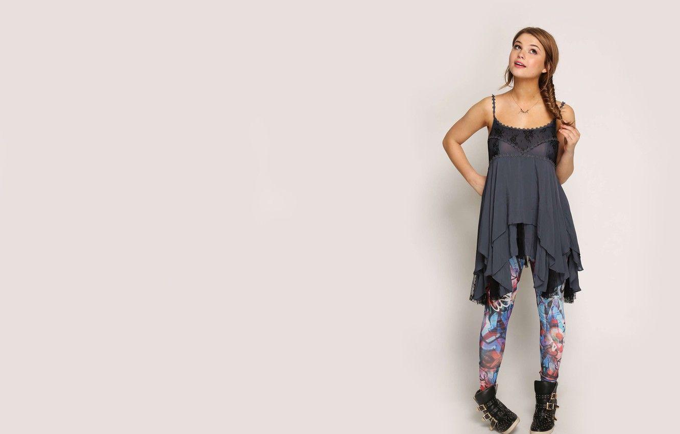 1332x850 Wallpaper girl, smile, background, sweetheart, actress, singer