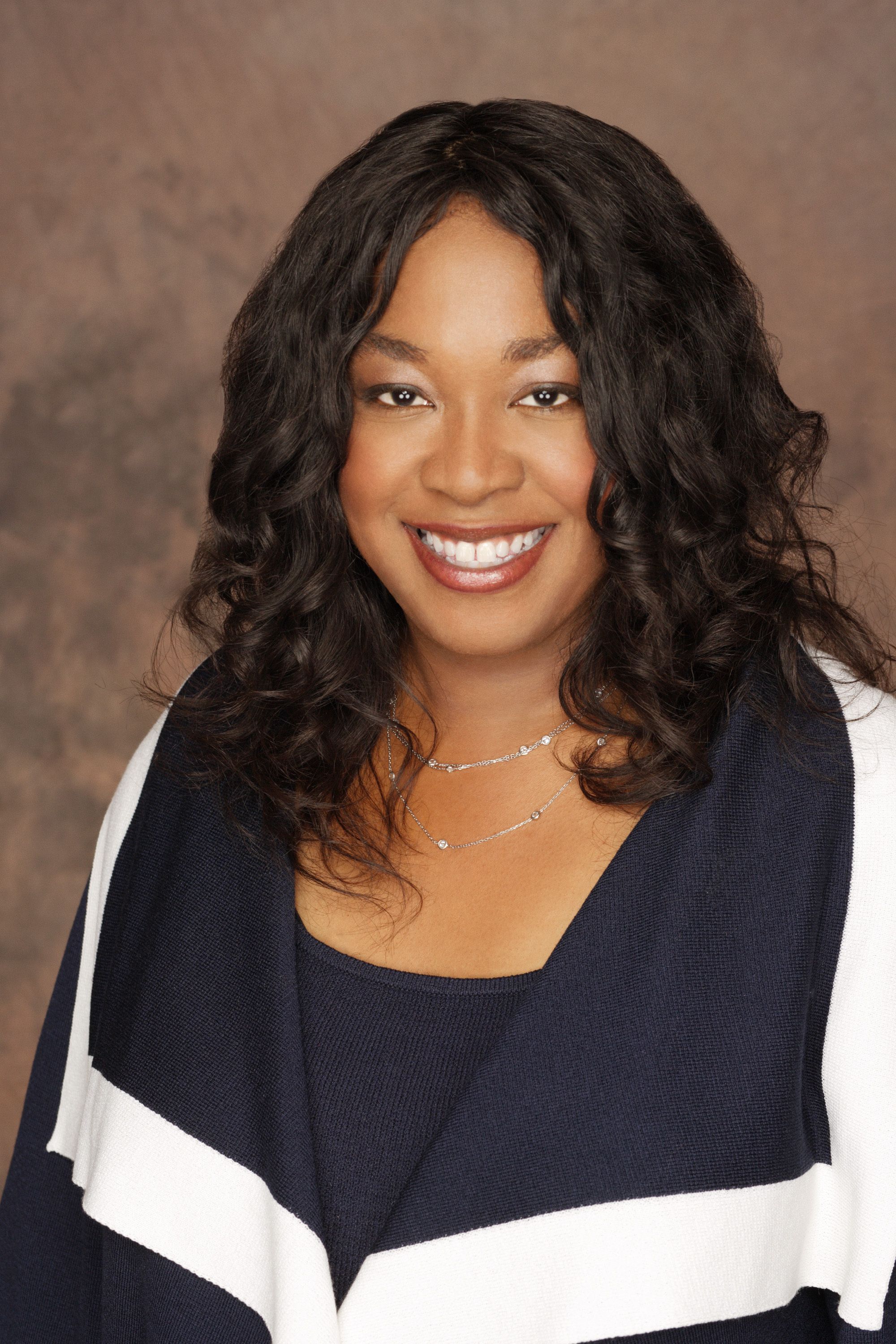 2000x3000 Shonda Rhimes Wallpaper