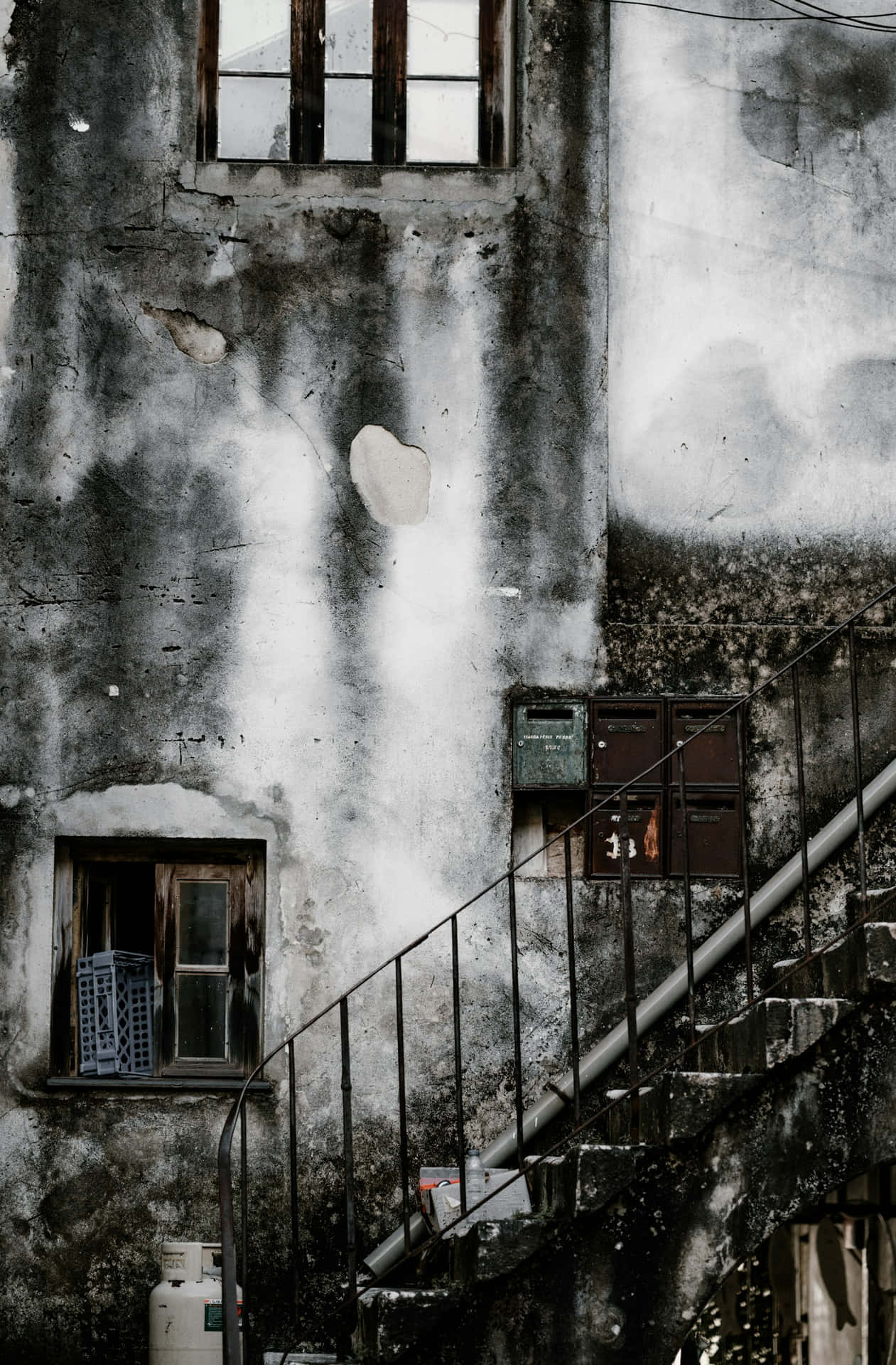 1261x1920 Download Grunge Urban Decay Wallpaper