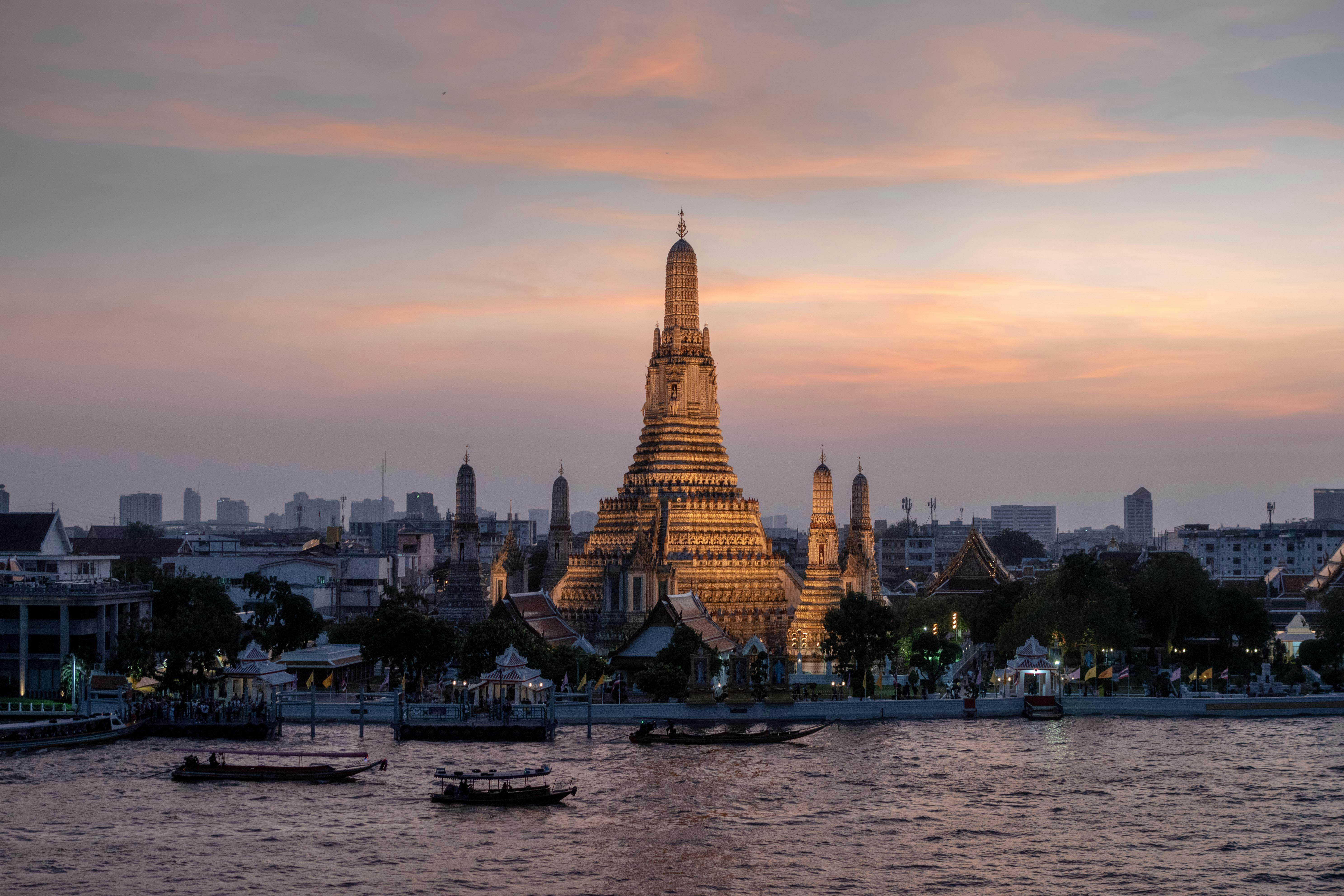 5949x3966 Wat Arun Temple in Bangkok · Free
