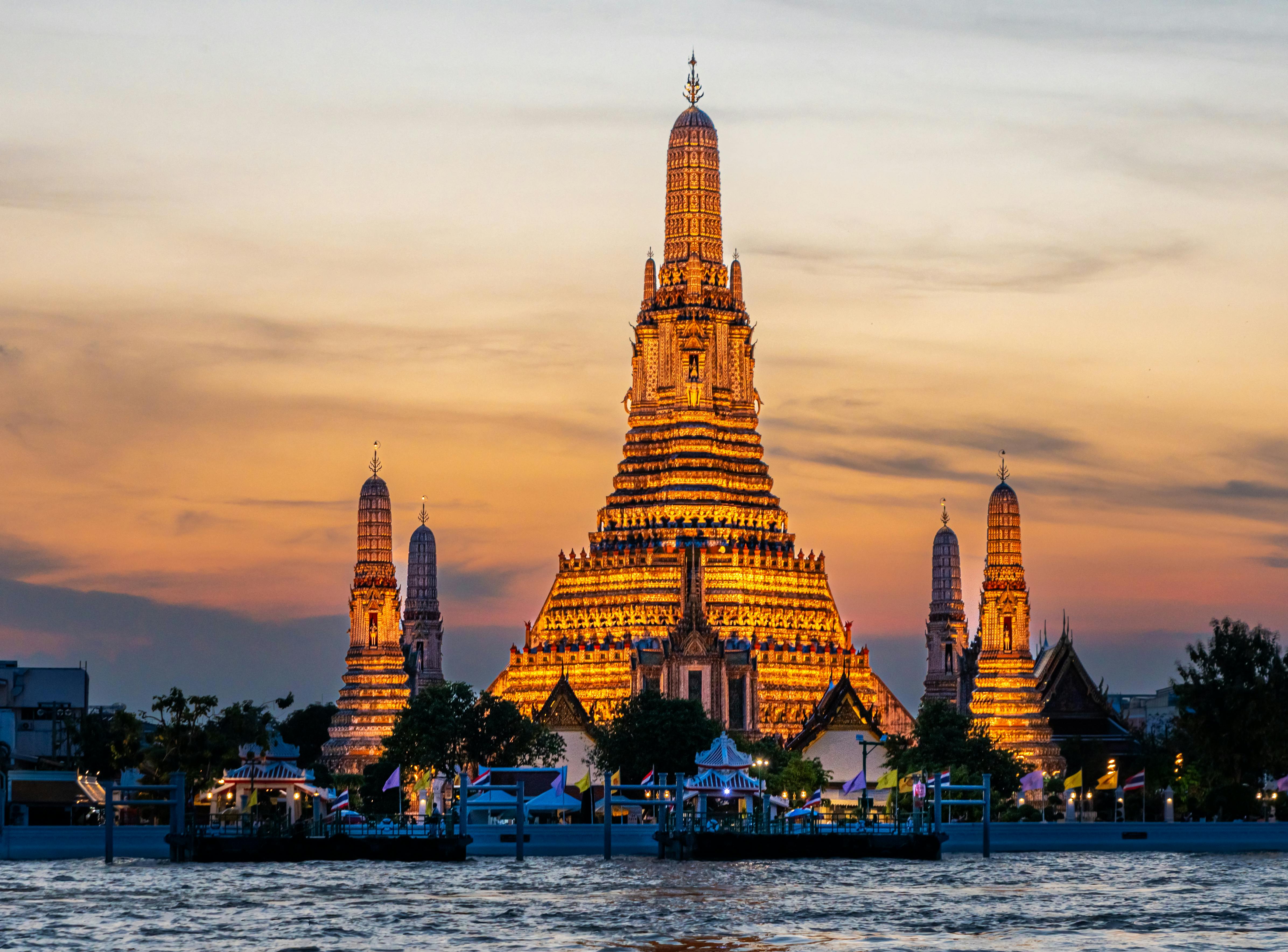 4784x3535 Stunning Sunset View of Wat Arun Temple in Bangkok · Free