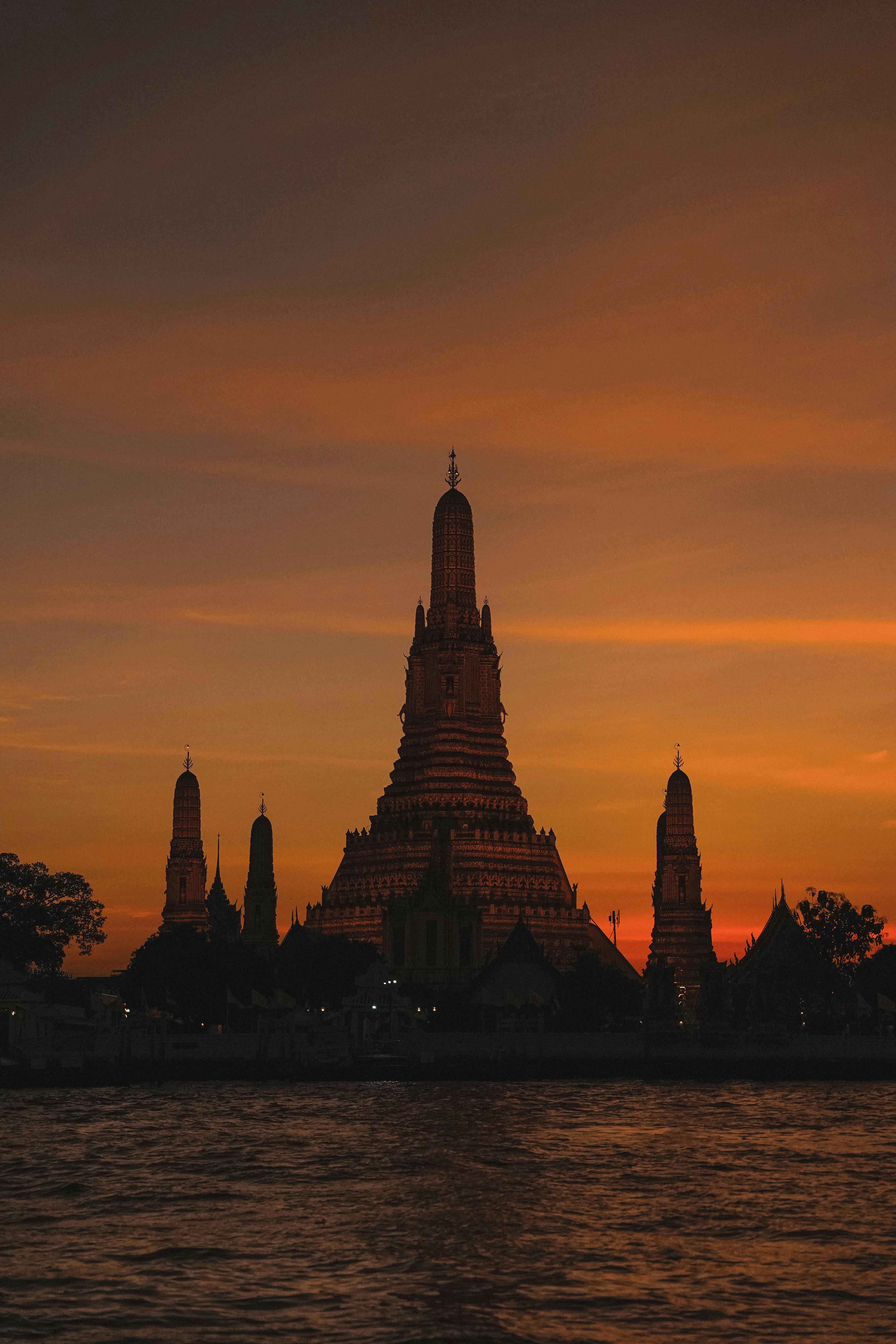 3953x5929 The Wat Arun by the Chao Phraya River During Sunset · Free
