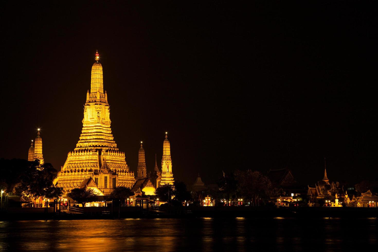 1470x980 Wat Arun temple in Bangkok at night