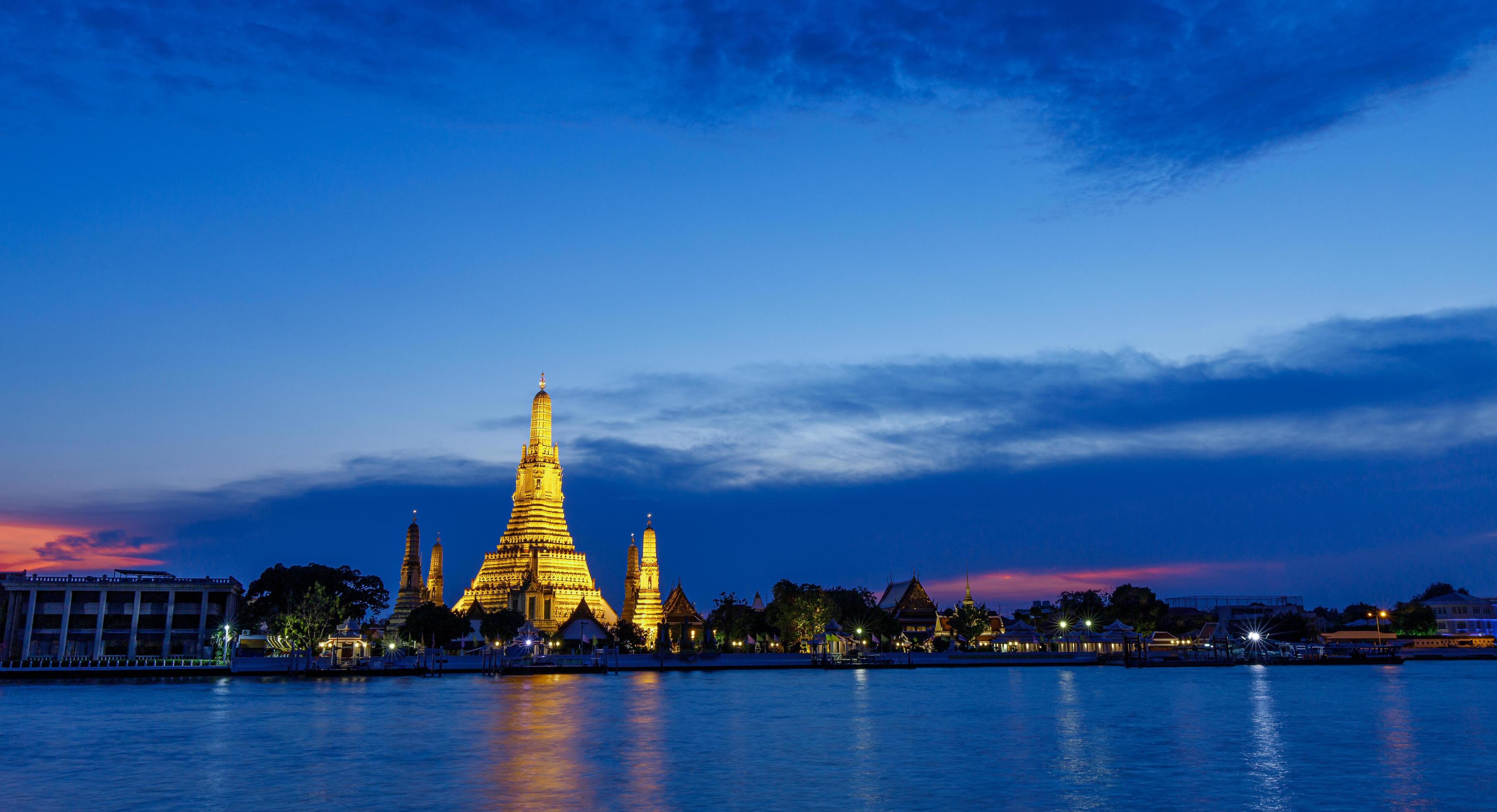 3611x1960 Wat Arun Temple of dawn at twilight Bangkok Thailand