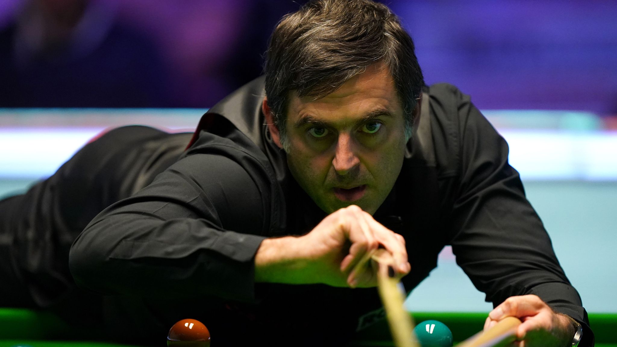 2048x1152 Ronnie O'Sullivan amused by Dechawat Poomjaeng's 'Mr Bean' antics at English Open
