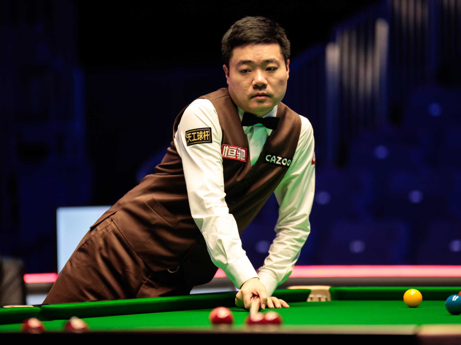 1920x1440 Ding Junhui bizarrely docked frame for wearing wrong trousers at English Open