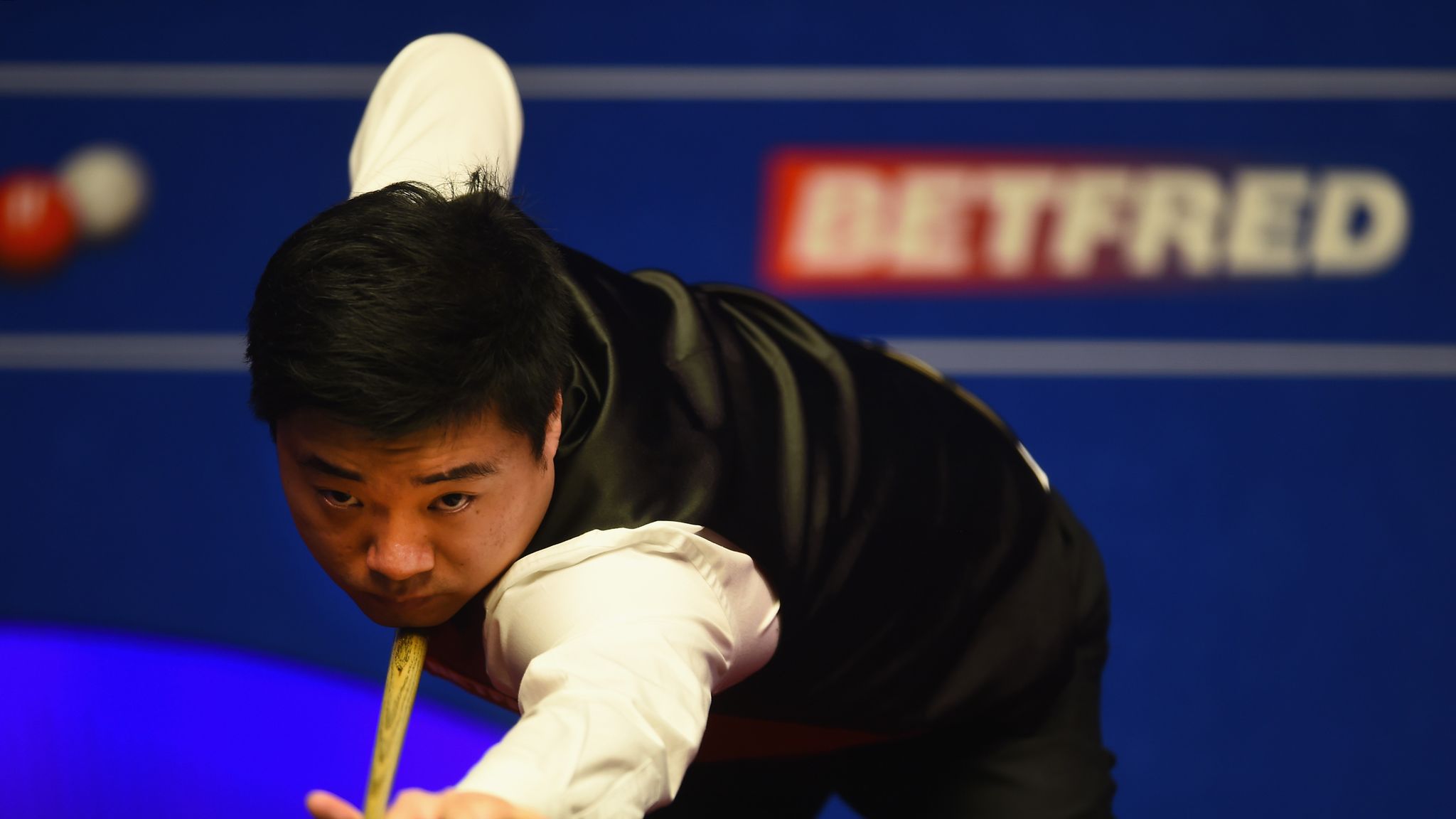 2048x1152 Ding Junhui sees off Judd Trump to progress in World Championship