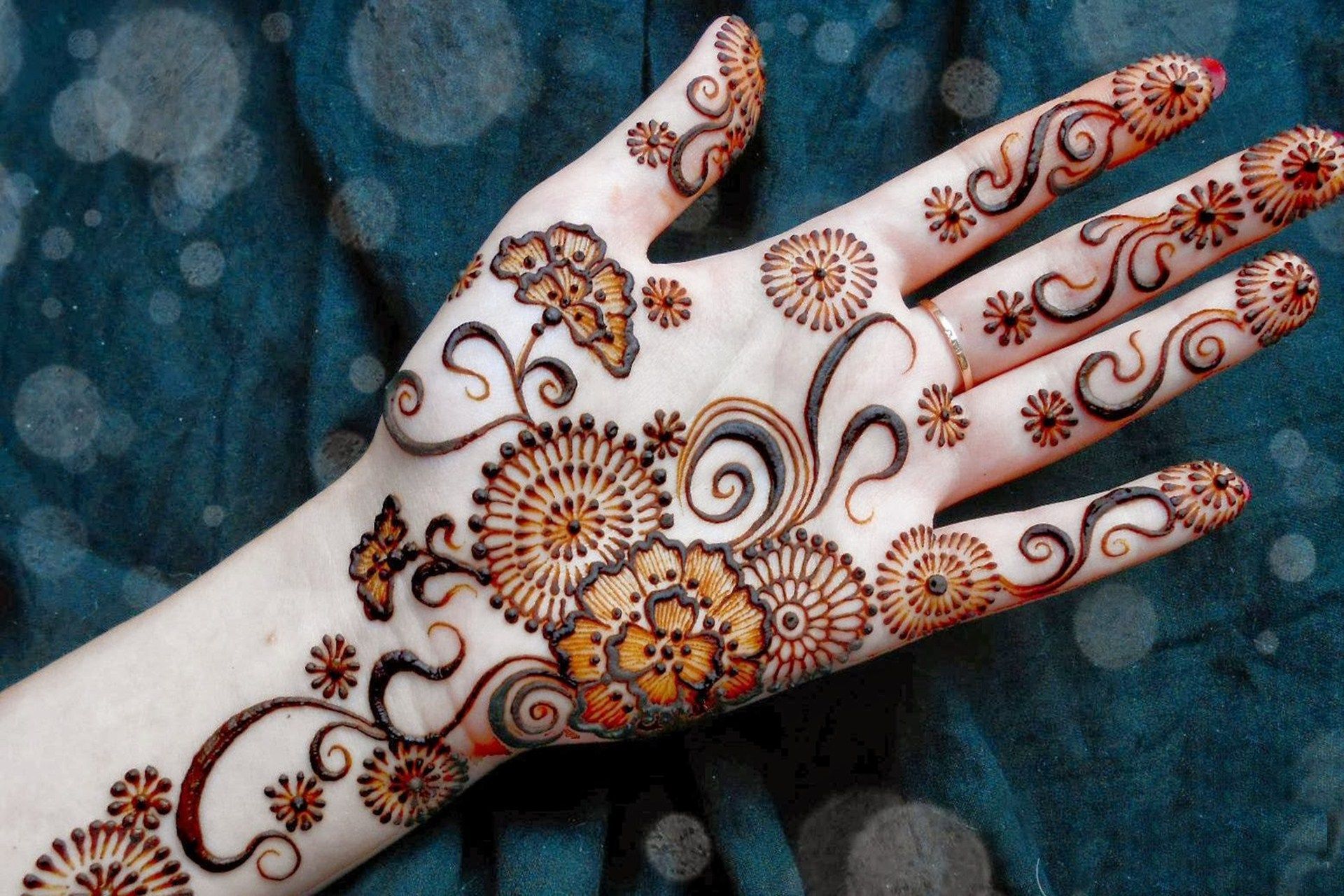 1920x1280 Intricate Mehndi Tattoo Art on Hand. HD Photography Wallpaperx1280