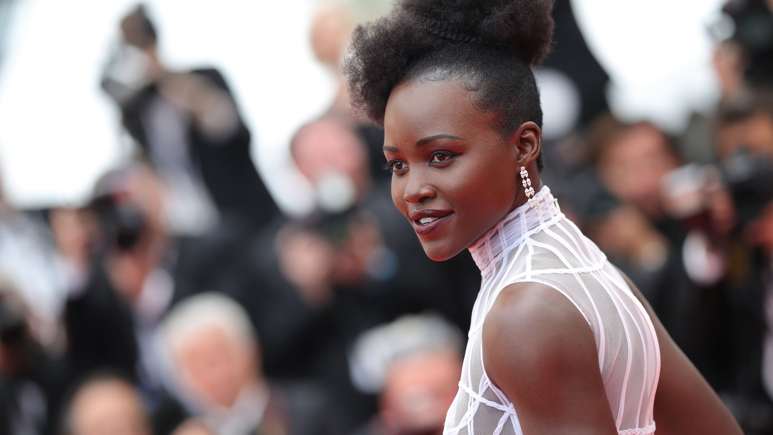2560x1440 Lupita Nyong'o Responds to Natural Hair Stereotypes in New Interview