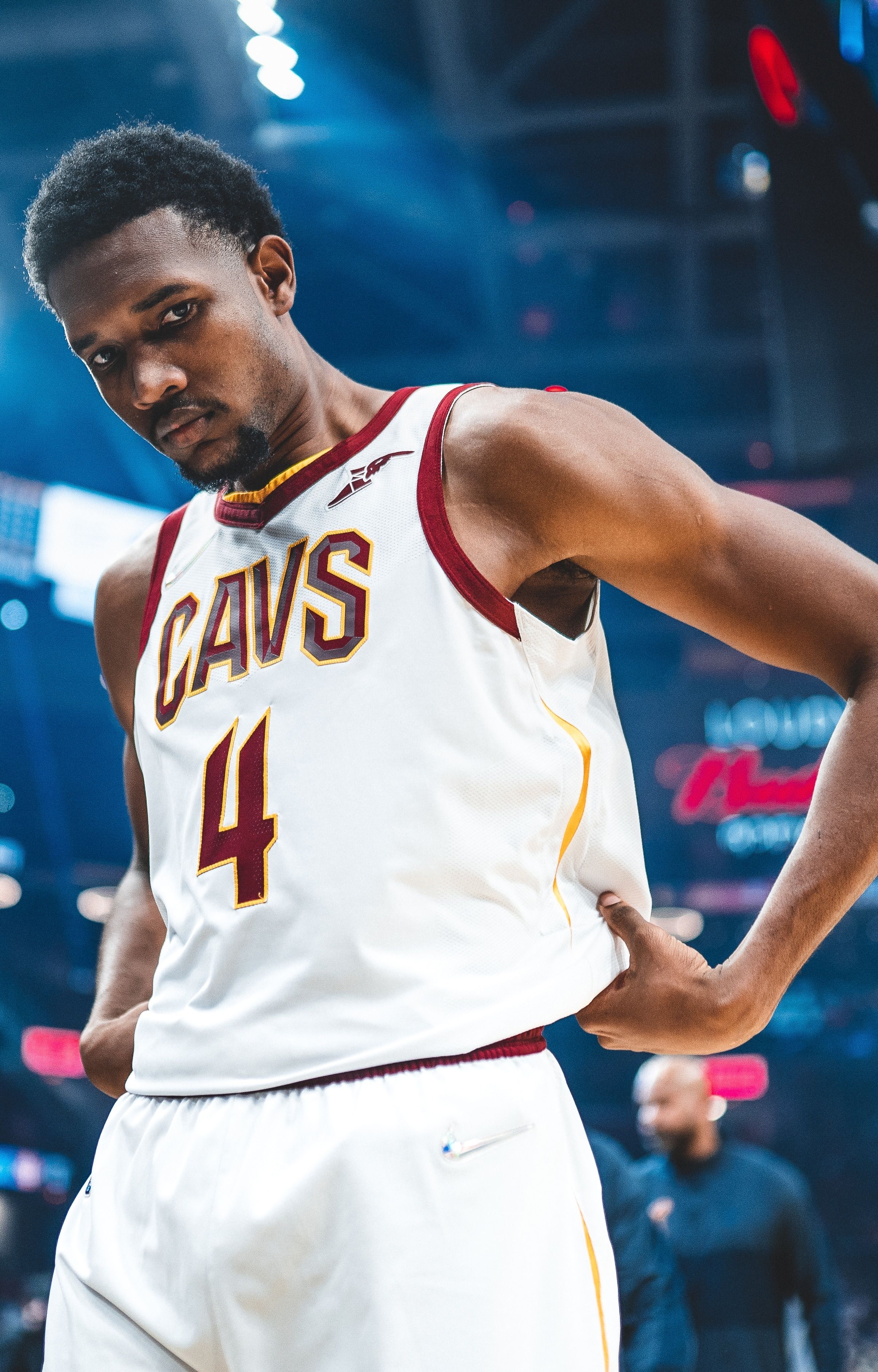 2411x3767 Evan Mobley Wallpaper