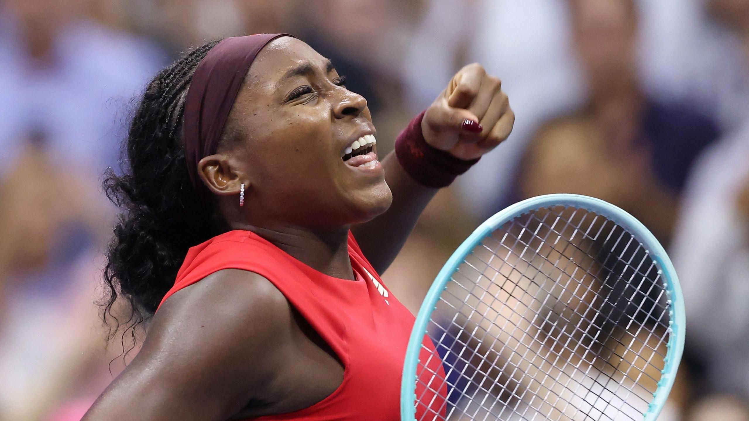 2560x1440 US Open 2025: Coco Gauff edges past Ajla Tomljanovic after Iga Swiatek beats Emiliano Arango