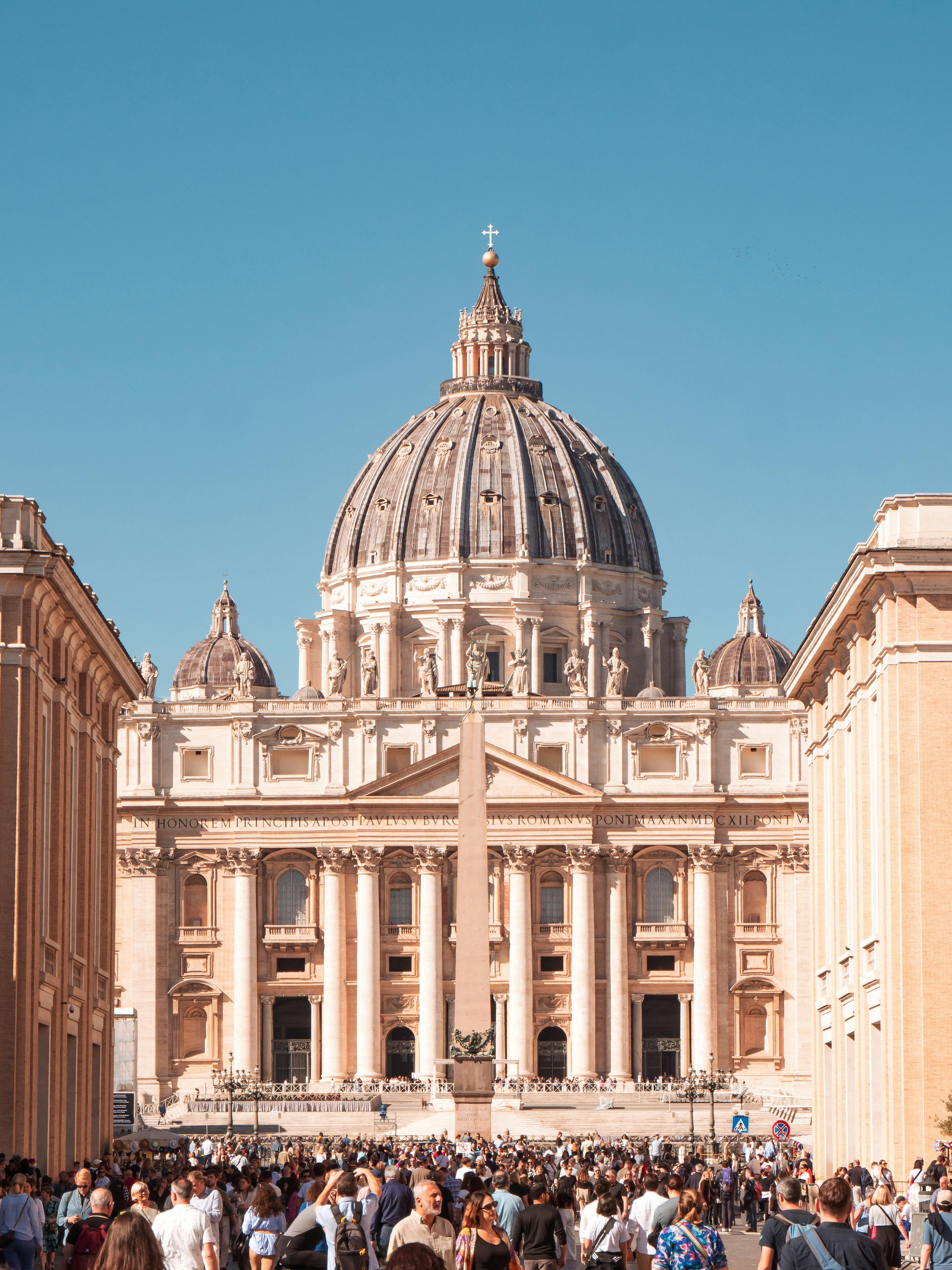 3524x4699 St. Peter's Basilica in Rome on a Sunny Day · Free
