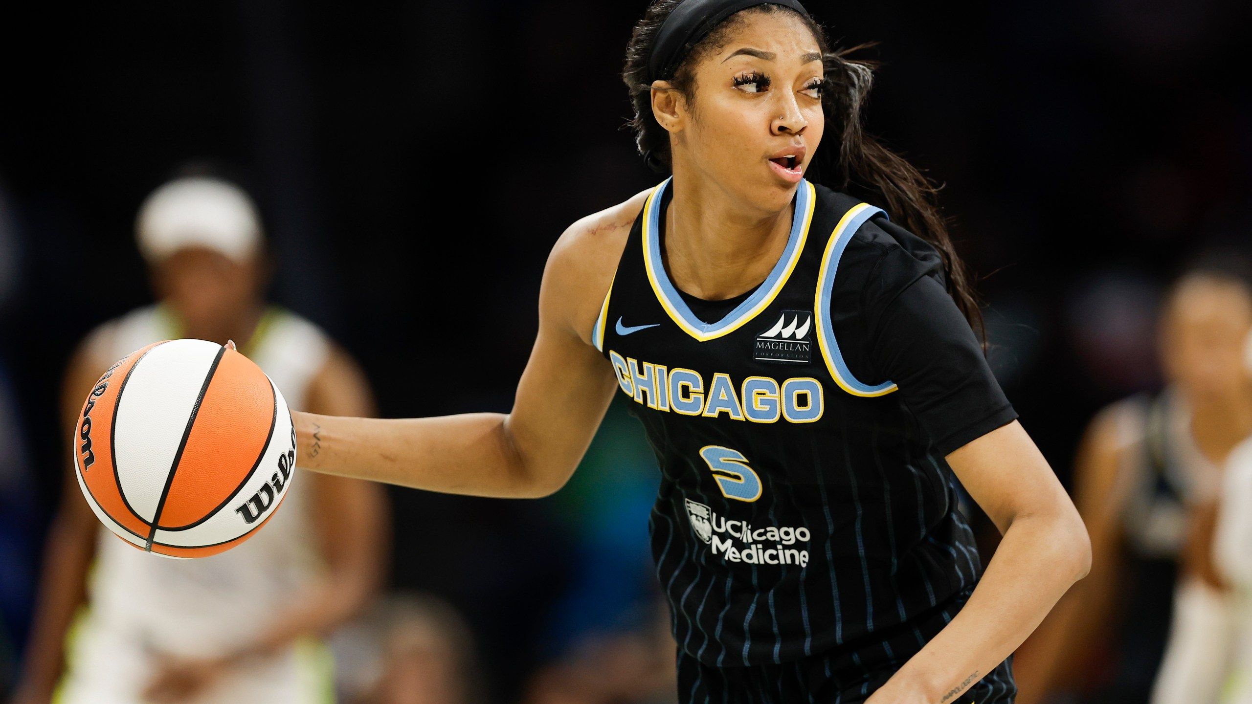 2560x1440 Angel Reese excelling on and off the court in her WNBA rookie season with the Chicago Sky