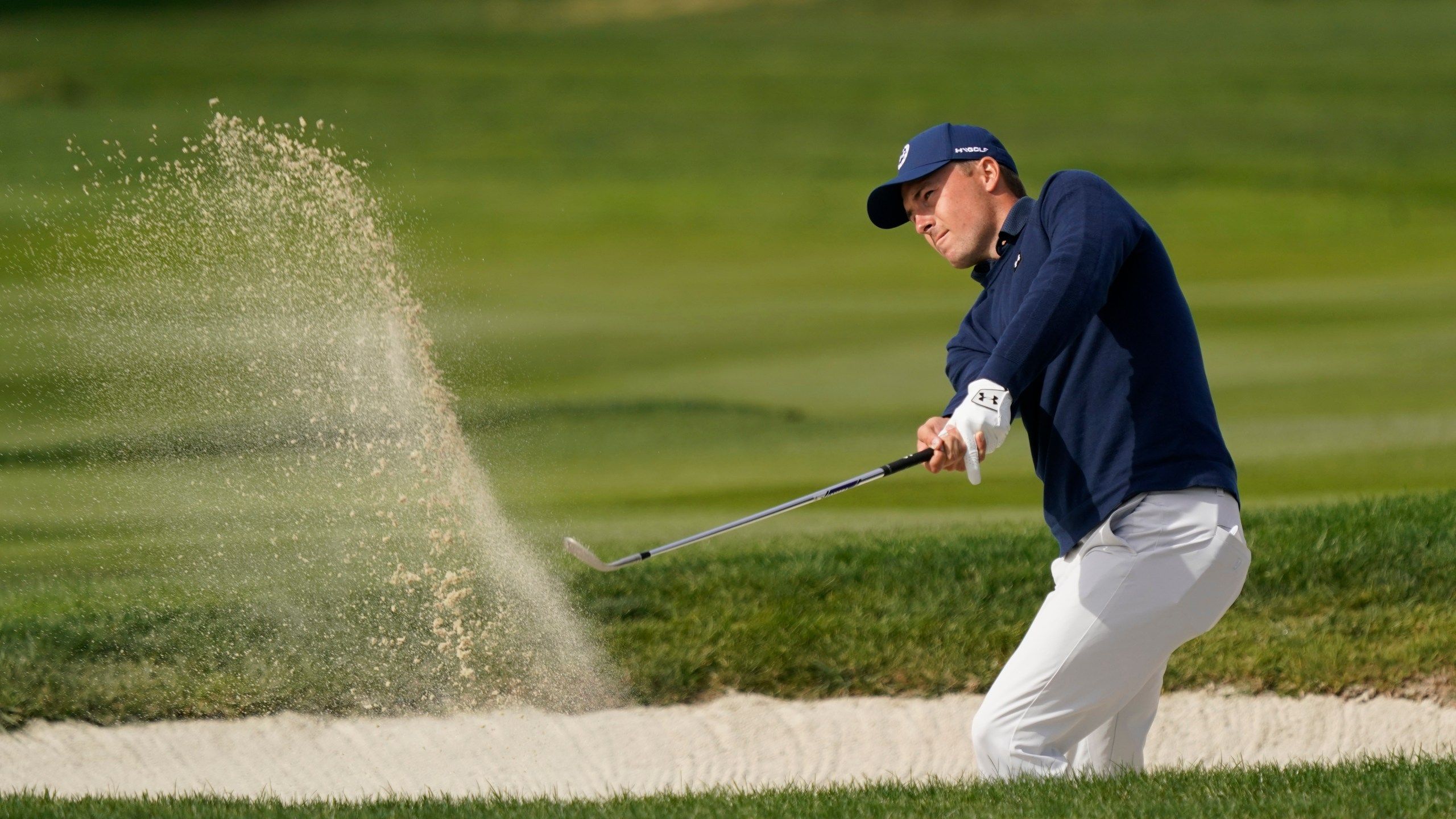 2560x1440 Spieth goes from cliff's edge to contention at Pebble Beach