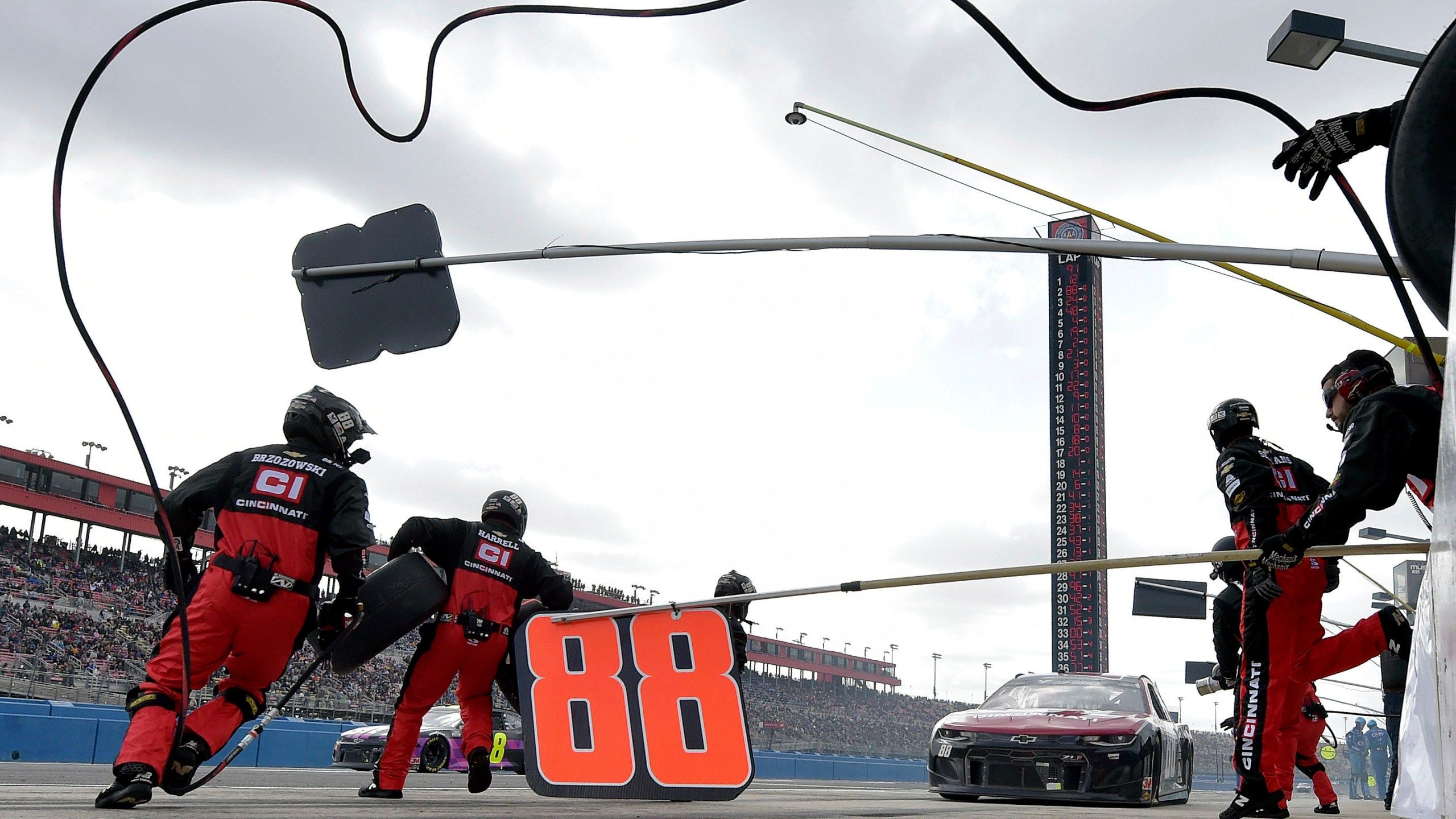 2560x1440 Bowman holds off Busch bros at Fontana for 2nd NASCAR win
