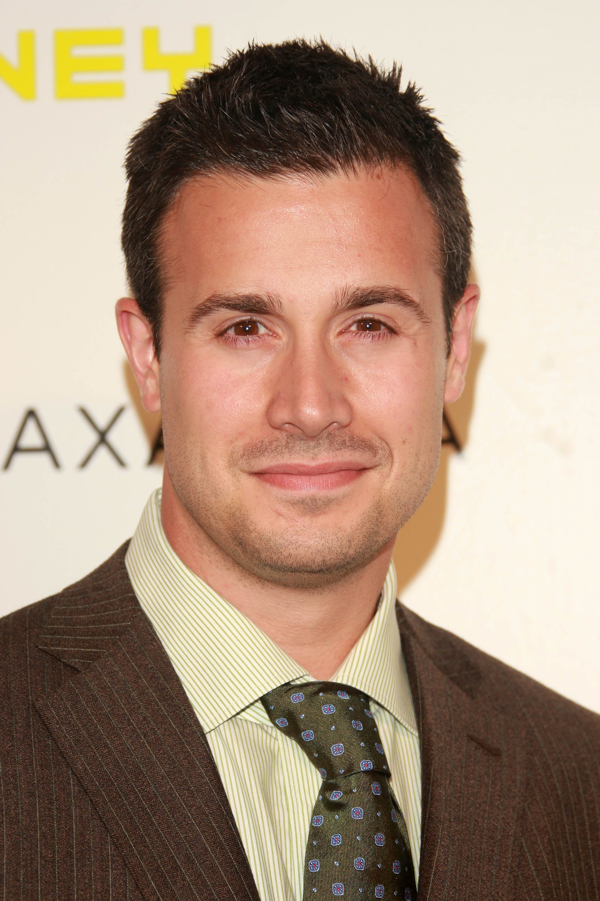 2000x3000 Freddie Prinze Jr. HD