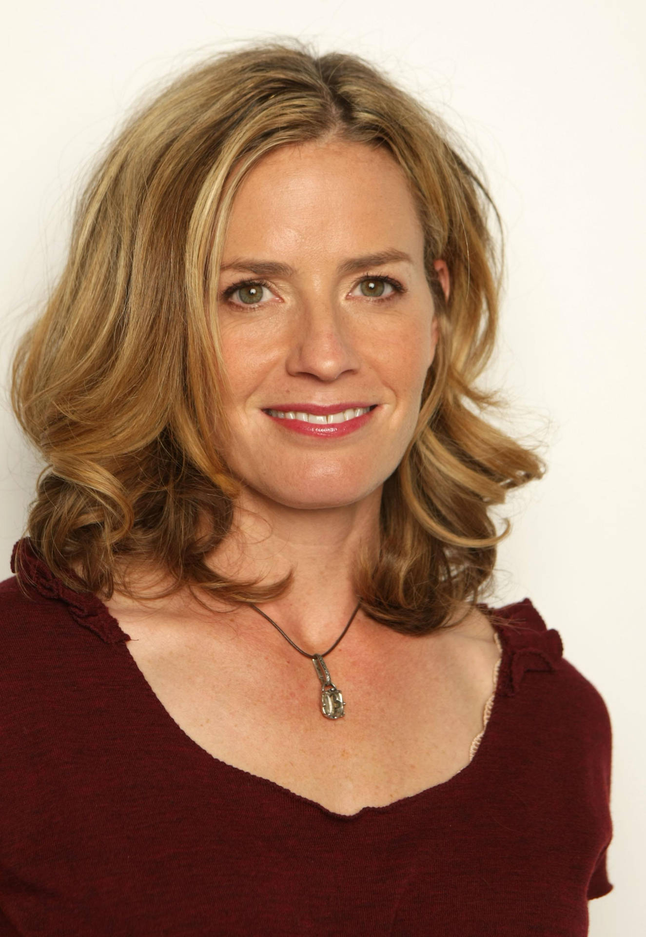 1325x1920 Download Elisabeth Shue Smiling While Looking In Front In White Background Wallpaper